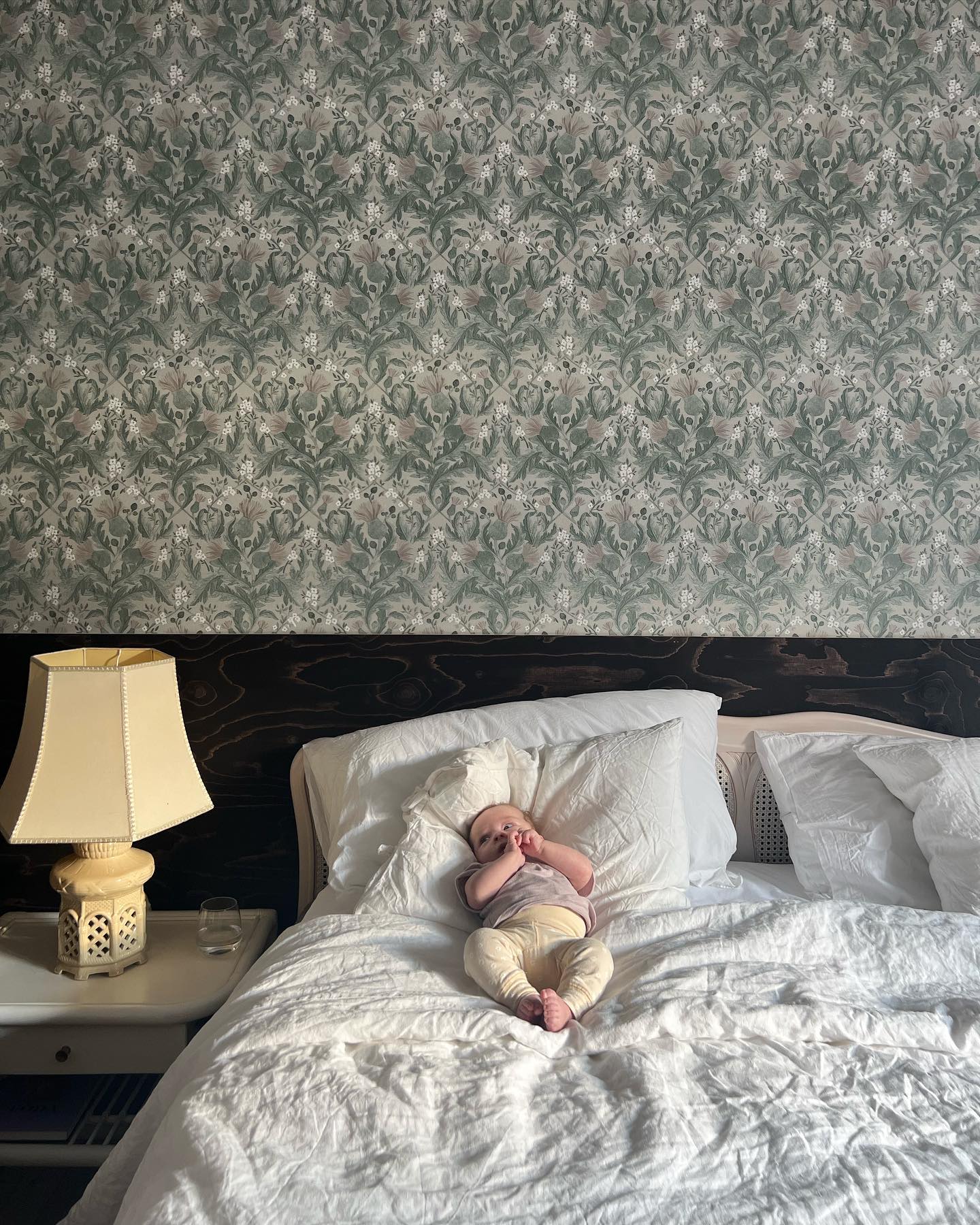 Här ligger min bebis och sprattlar, han som tar upp all min tid och är hela min värld🤍 min lille harald🫶🏼 

…siv ville också vara med på ett hörn🤭
.
.
#bebis #sommarbebis #livetmedbarn #hus #husliv #sovrum #sovrumsinspiration #sovrumsinspo #husochhem #hemma #tapet #tapetinspiration #vintage #vintagehome #loppis #loppisfynd #loppishem #secondhand #secondhandiförstahand #återbruk #återbrukamera #vintagelamp #bedroom #bedroomdecor #bedroominspo #bedroomdesign #grönt #gröntapet #boråstapeter