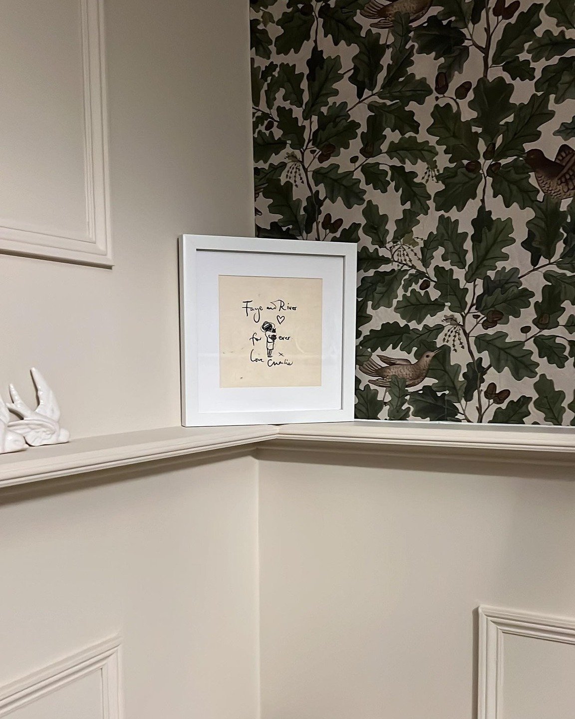 CUSTOMER SPOTLIGHT! 🥳

@moon.child.faye has beautifully decorated their home with the wallpaper "In the Oak - 2049" from Borås Tapeter. It's a delightful wallpaper where the oak tree and small birds take center stage.
You can find this wallpaper and matching color companions with us. 🎨

#wallpassion #wallpapering #wallpaper #renovation #interior #interiorinspiration #beautifulhomes #diy #paintandwallpaper