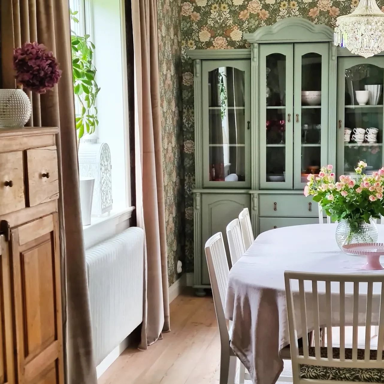 GLAD FREDAG! 🌺💫

#inredning #interior #sweden #inspiration #home #interiör #inredningsdetaljer #heminredning #decoration #inredningsinspo #matsal borastapeter familjetapeter.se