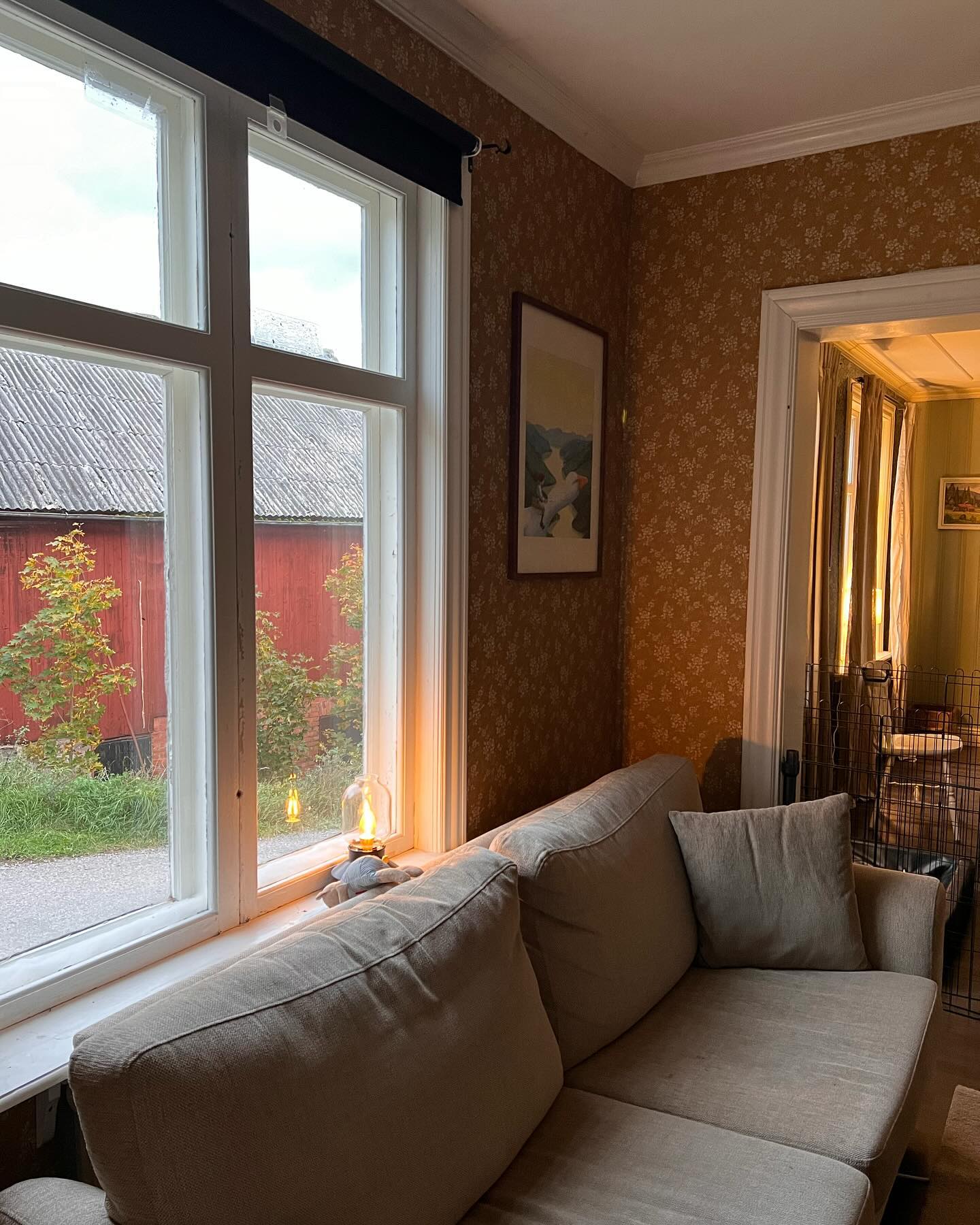 Fortsätter med att överraska David när han kommer hem från jobbet jobbet 🤭 
Så småningom ska tv’n, tv-bänken och högtalarna flytta upp och vår mindre tv tänker jag att vi ska ha här nere, i ett fint skåp 🥰
