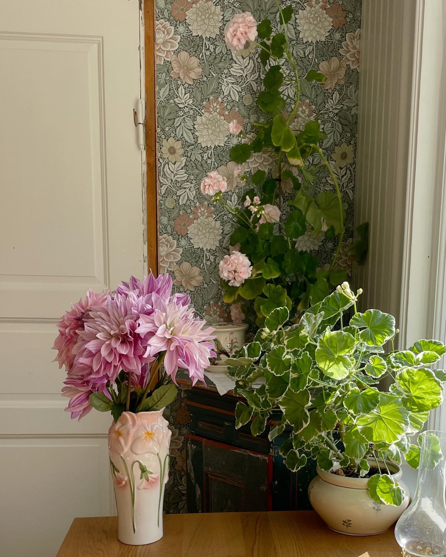 Säger hej då till sommarköket💛 

#sekelskifte #sekelskifteshem 
#mittslott #renovera 
#kansjälv #veckansvackraste 
#underbaraboning #skönahem 
#levaobo #inredningsinspo 
#myhome #mitthjem  #homedecor #kök #kökinspiration #pelargon 
#detaljer #diy #nordiskahem
#loppisfynd #mittloppadefynd
#hemtrevligt #jugend #dahlias #boråstapeter #familjetapeter