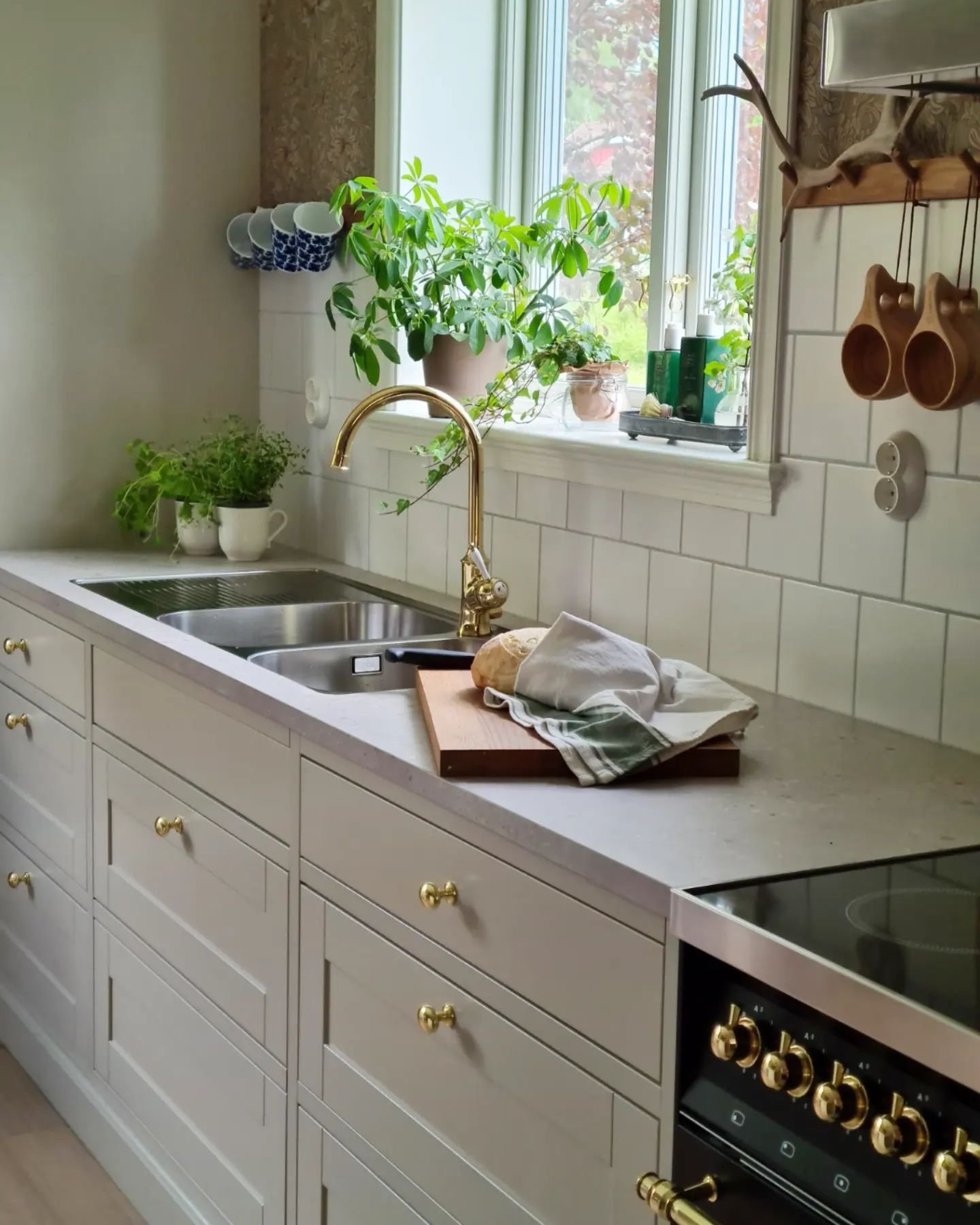Kvällsfika for the win. 

Har bäljat  i mig kvälls-te sedan begynnelsen & tänker inte sluta.

Kök: electroluxhome
Färg på luckorna: 2005-y20r
Spis:lofra myrangecooker.se
Tapet: william morris williammorriscollection chrysanthemum & dahlia Garden green från borastapeter

#kök #köksrenovering #husinspiration #husrenovering #husochhem
