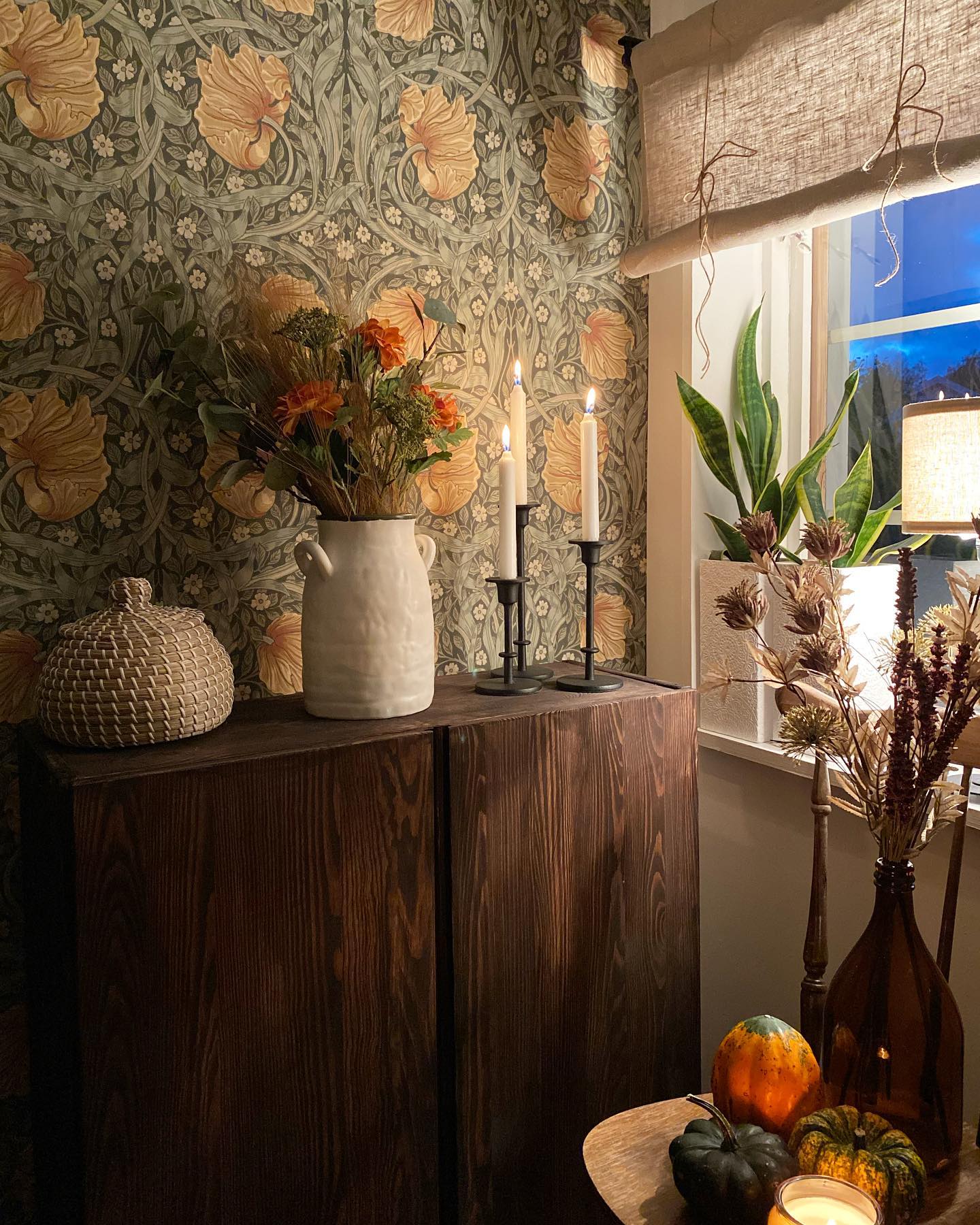 🍂~ Tіძᥱᥒ…? ~🍂

Dagar och veckor bara rusar fram….vi har redan passerat mitten av oktober! Jag hinner inte med känner jag!🍂

Igenkänning? Någon?

Hoppas i alla fall att ni liksom jag ändå kan stanna upp lite, om ändå så bara lite(!), kanske tända några ljus som mig och andas! Ta vara på det man har runt om kring sig, alla nära och kära❤️ Så viktigt!❤️

Önskar er alla mina fina följare en fortsatt fin kväll!
🕯️🧡🤎🍁🍂

.
.
.

#höst #høst #höstfärger #autumn #homeinterior #homeinteriors #mittikea #veckansvackraste #ukensvakreste #underbaraboning #inredmedvintage #loppefund #sisustus #rusticfarmhouse #rusticcharm #sweetcountryhomes #thriftedhomedecor #countryside #countrysideliving #drömhemochträdgård #drømmehjem #lantligahem #landliv #landligstil #landleben #lantliginredning #still_countrylife #antiquefarmhouse #hemilantligstil #heminredning