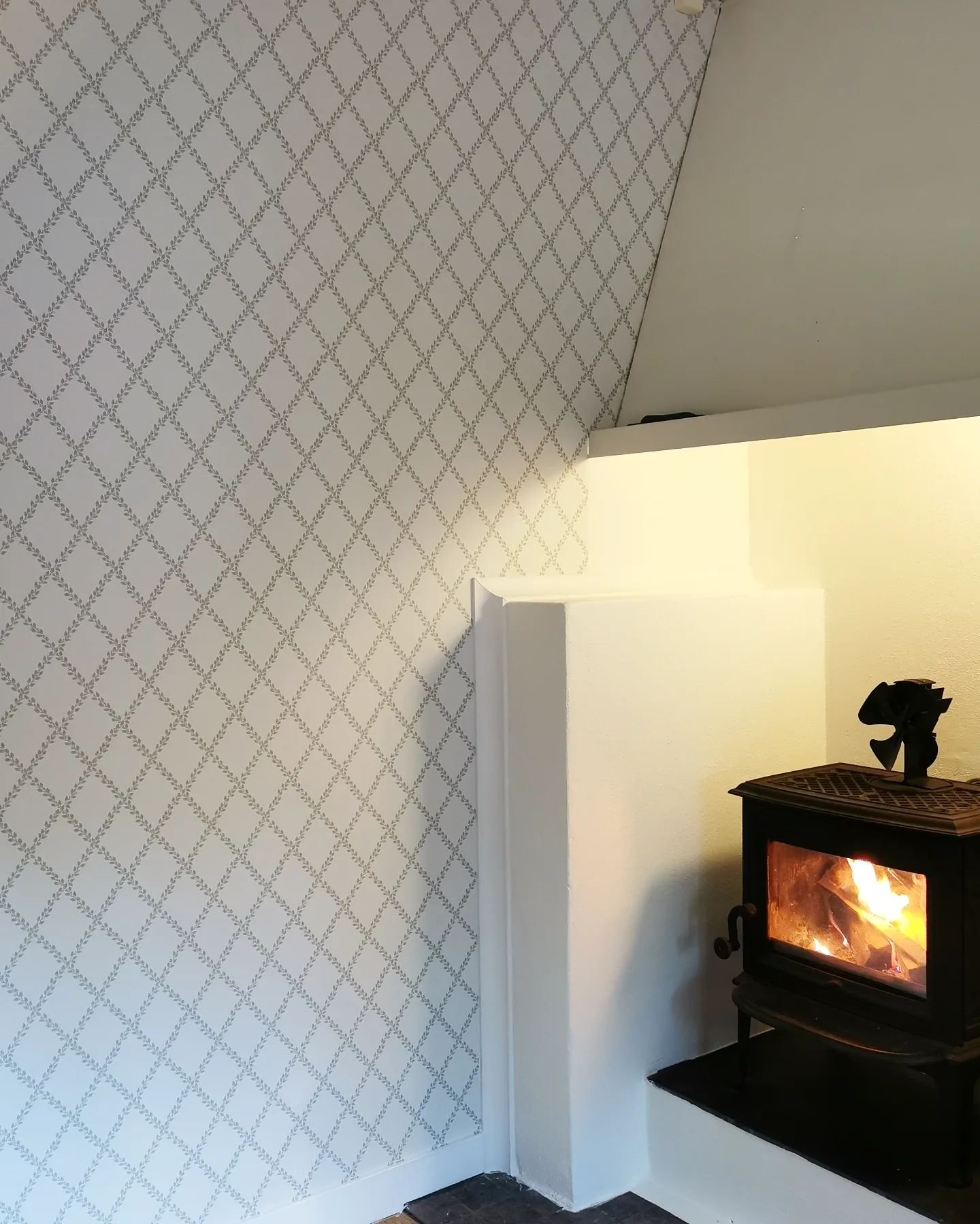 Kökets väggar var en sorglig syn i huset. Så jag gjorde mitt bästa och gav köket lite kärlek. Med tanke på utgångsläget så var de svårt att misslyckas, men vi är mer än nöjda! ✨