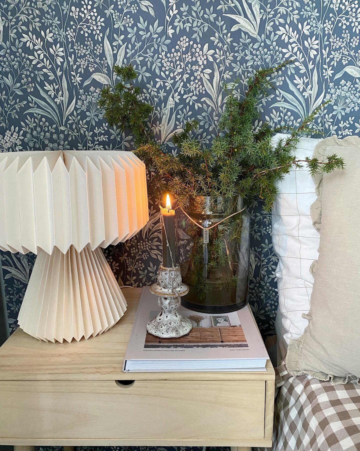 Snart är halva november gjord och det går snabbt mot december och första advent ✨
Jag fyller hemmet med lite fina kvistar från naturen men längre än så har jag inte kommit 😊 
Men på lördag ska jag på årets första julmarknaden så hoppas på att få lite mer feeling då 🥰🙌
•
•
•
#mys #hemmamys #sovrumsinspiration #detaljerihemmet #bedroomdecor #inredningsdetaljer #inredningsinspiration #inredning #stilleben #homedecor #homedecoration #homestyling #interiordesign #interior #scandinavianhome #nordicliving #heminredning #hemtrevligtpodden #hemtrevligt #veckansvackraste #hemmahosmig #homesweethome #levaochbo