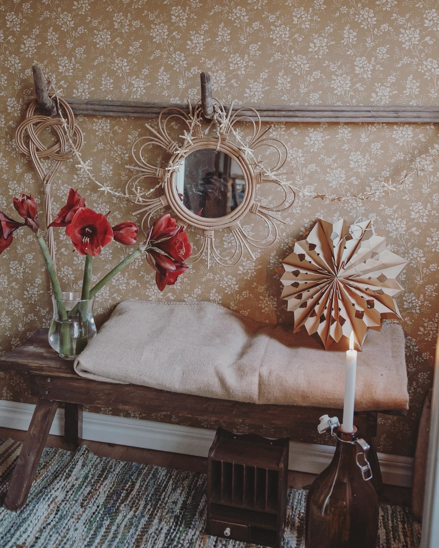 •
Kan man börja pynta med julen nu?
Det tror jag nog bestämt.
Lite smått och lite på om pö får den bona sig.
Amaryllis är vacker och praktfull. Absolut en favorit på vinterhalvåret.

Är du en allt eller inget person när det kommer till julpynt och julsaker?

#julen #vinterhalvåret #vinter #julensmagi #julennärmarsig #julenärhär #julpynt #amaryllis #julblommor #juldekoration #juldetaljer #inredning #inredningsinspo #inredningsdetaljer #inredahemma #heminspiration #heminredningsdetaljer #heminredningsinspiration #hallen #hallinspiration #hiprose #familjetapeter #boråstapeter #tapetinspiration #tapetinspo #lantligt #huspålandet #lantliv #mittlevaobo #interiör