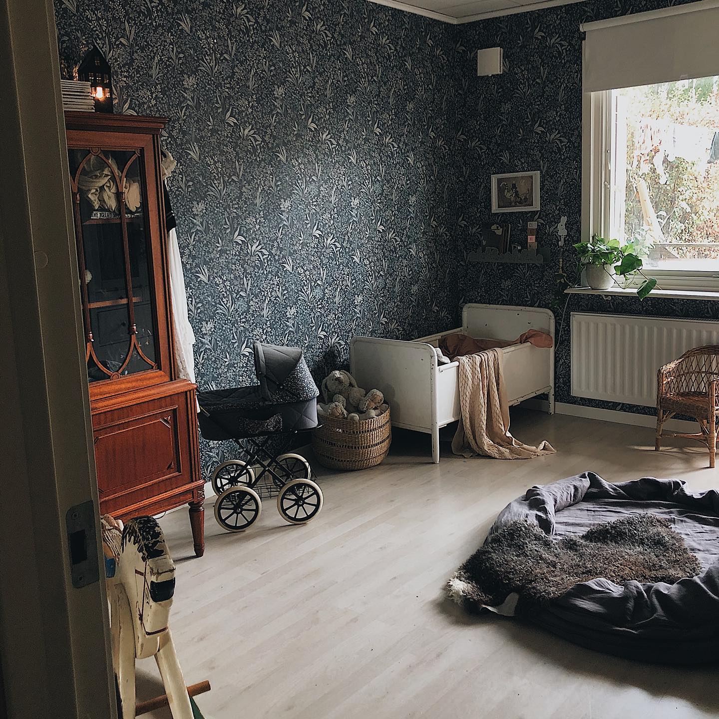 Nu har lilla B fått ett eget rum och vi bor i vardagsrummet så länge... Det roligaste som finns är att inreda barnrum så hela undervåningen ska få extra kärlek då barnen kommer ha sitt häng där. Men först ska jag göra klart Bibbis rum. 😍