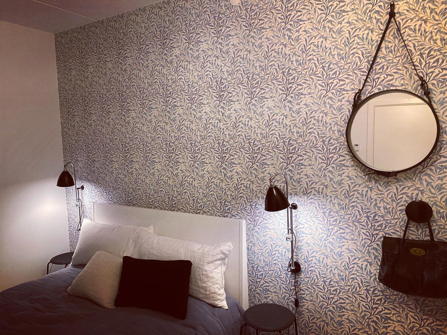 Bedroom glimpse 🌱 vi har taget et lidt modigt valg og udskiftet den grå farve med tapet 