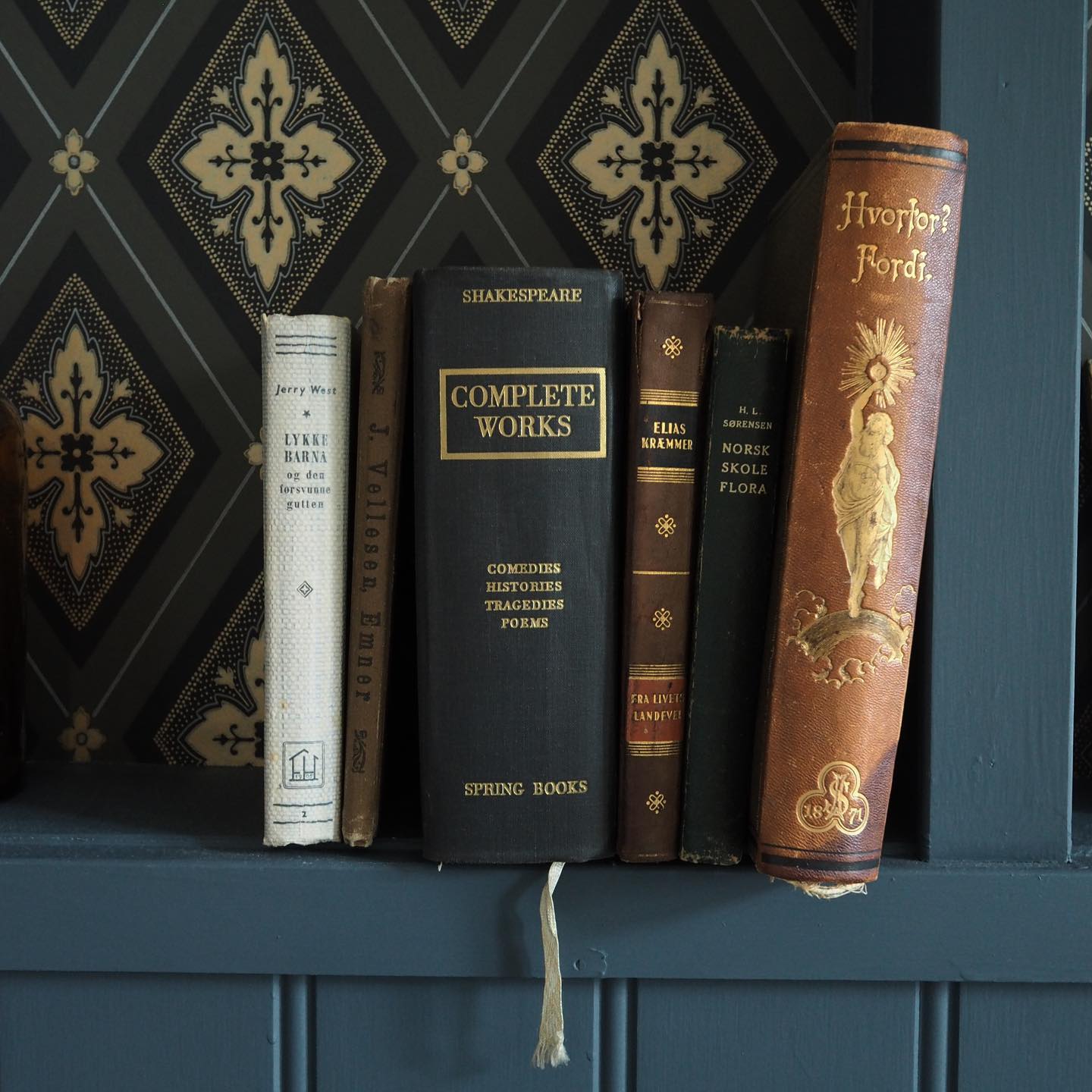 God helg fra Solbakken 🤎 #oldbooks #antique #sveitservilla_solbakken #sveitservilla_risør #gamletrehus #levlandlig #boligpluss #bobedre #maisoninteriør #renovering #mynorwegianhome #scandinavianhomes #home #sveitserhus #oldhouse #landligehjem #lantligahem #sveitservilla #villa #vakrehjem #dreamhome #property #homedecor #interior #rom123 #vakrehjemoginteriør