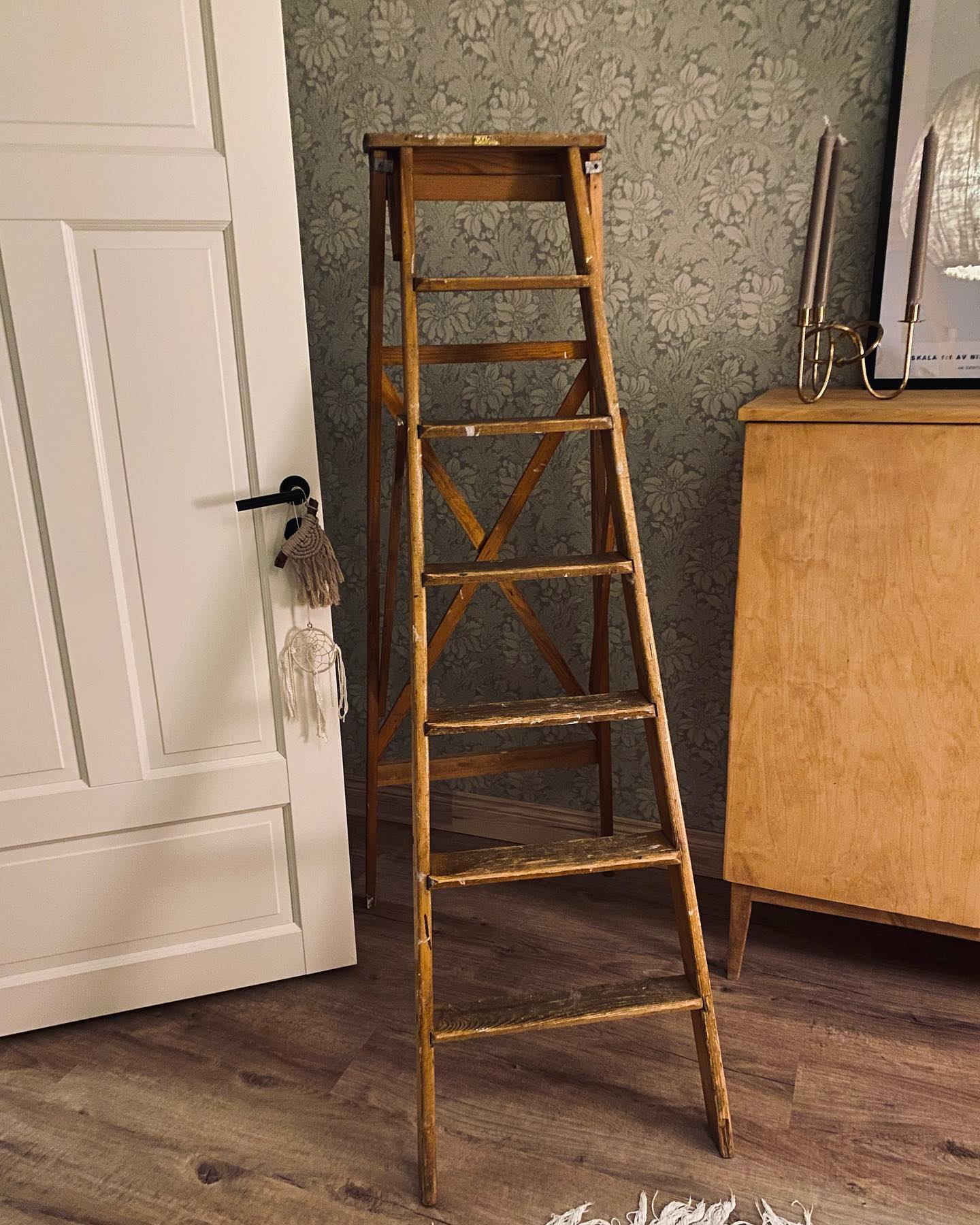 Helgens bästa loppisfynd.
En sån stege som jag sökt i månader, så nu ska jag bara hitta en bra plats 🍂
