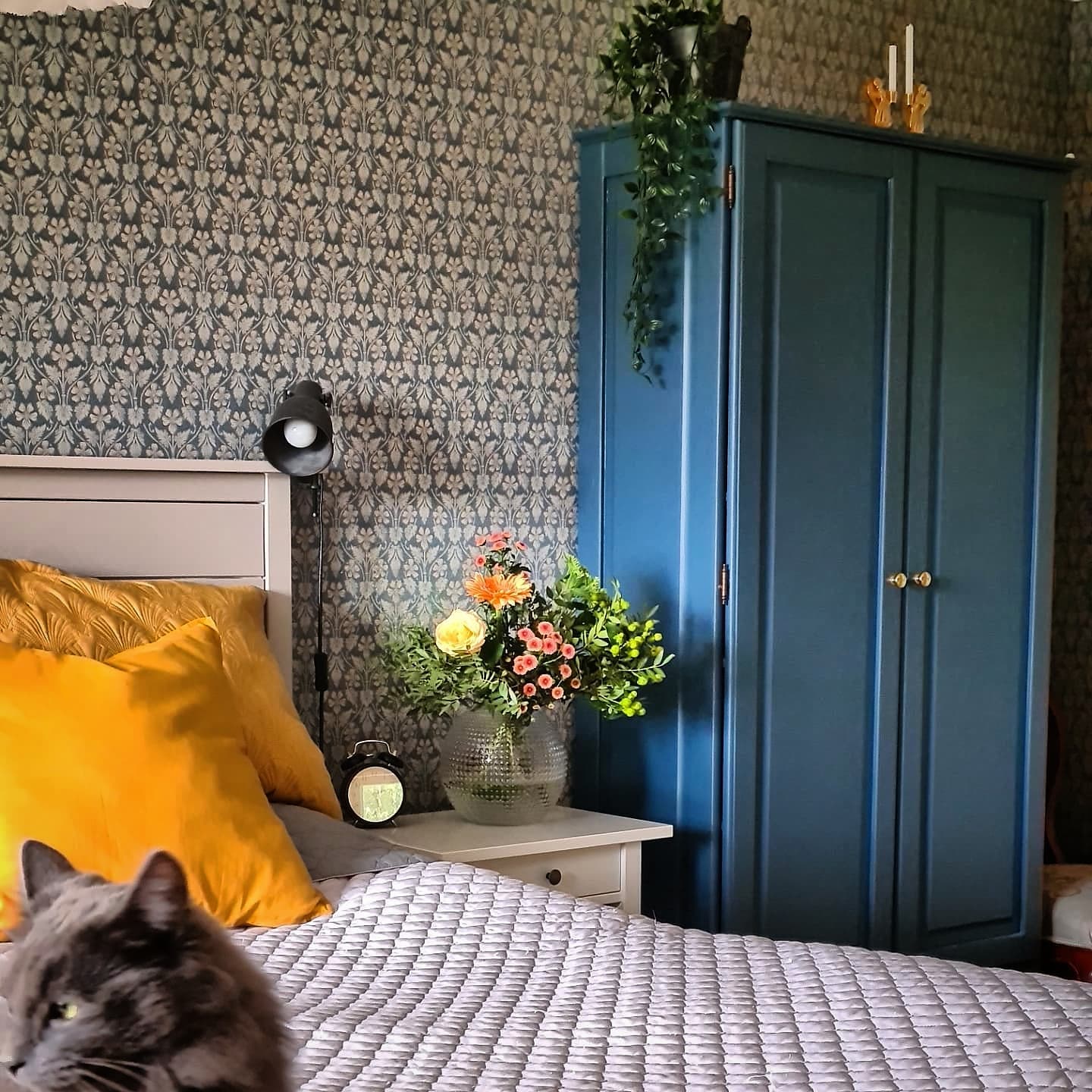 Hyllplanen i det blå skåpet har jag klätt med tapet. 👉

💙💙💙💙