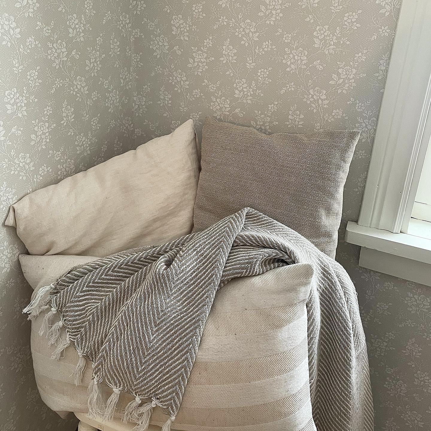 Idag ska jag fortsätta med sovloftet/lilla sovrummet! Ett SÅ roligt alldeles lagom projekt detta rum är för mig. 😍 Det var första gången jag tapetserade helt på egen hand och WOW så roligt det var! Jag blev helt biten! Varning för tapeter i minsta skrymsle from nu. 😂 Sambon gav mig inköpsstopp direkt men jag ska nog komma runt det. 😉

Det är förstås långt ifrån perfekt för den nitiske granskaren, det finns små misstag och en del skavanker. Men jag är helnöjd som premiärtapetsererska - det duger fint åt oss! 🤗 

Jag ville ha en lugn och harmonisk känsla i rummet. Ett rum att vila i, ett rum att skriva i. (Om jag nu nånsin hinner fram till de sakerna i mitt liv pga all renovering) Ett rum för gäster att försiktigt få vakna upp i, till landsbygdens alla ljud i morgonsolen. 🐔🚜🌳🍃👨🏻‍🌾

Så färgpaletten i rummet tänker jag mig så här nånting. Ljuv, lugn, romantisk och vilsam. Nu fortsätter jag med fönster och golv. Ut med 80-talet och in med tidlösheten. Hip rose från #boråstapeter med anor från tidigt 1900-tal blev ett lyckat val tycker jag. 

Glad fredag! 🤗