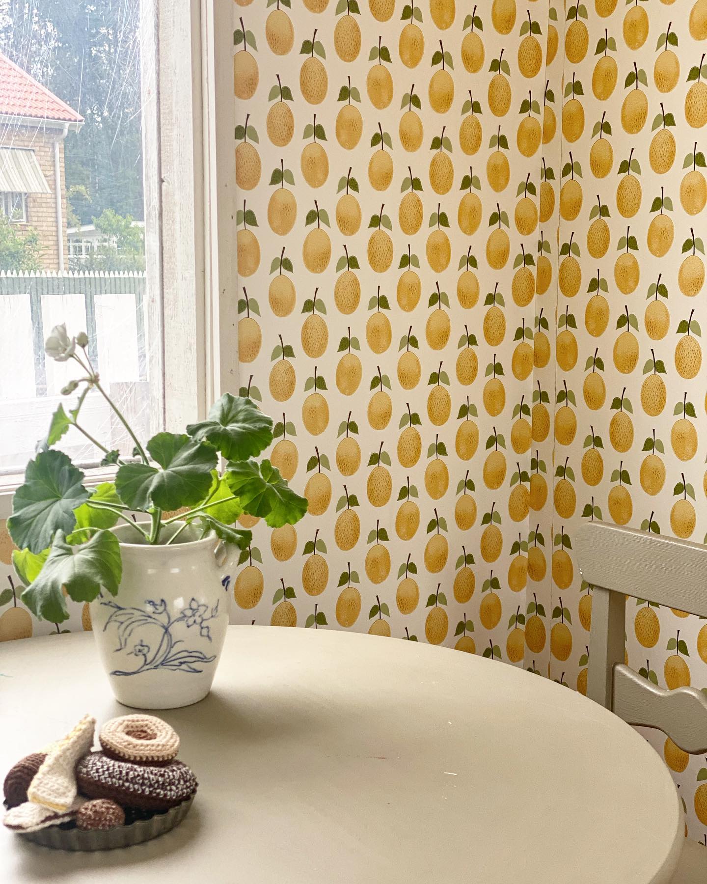 Om vi längtar efter att få flytta ut alla krukor ur lekstugan och inreda med barnens leksaker igen, jo tack 🍋 
