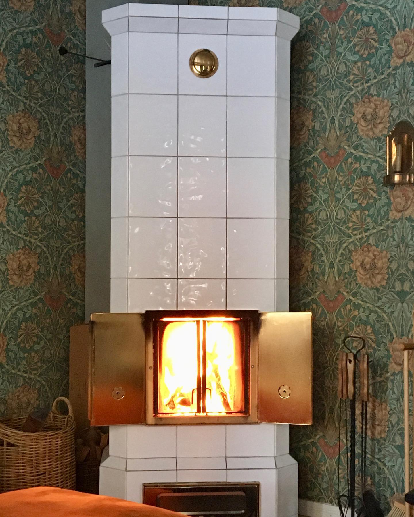 Milloinkohan nämä yöpakkaset loppuvat 🙄😤?
Aamu alkoi tänäänkin laittamalla tuli takkaan 😍, joten nyt taas lämpöä ja tunnelmaa piisaa 🧡

#takka uunisepat #fireplace #huomenta #godmorgon #lantligthem #lantligahem #eclectichome #eclecticdecor #hyggehome #rustichome #rusticdecor #vintagehome #wallpaperlove #williammorriswallpaper familjetapeter.se #värikäskoti #williammorristapetti