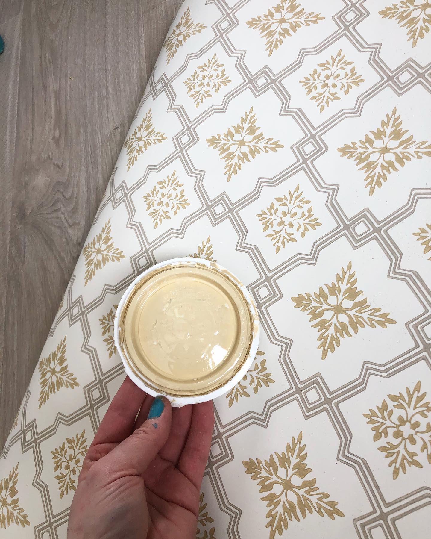 Samtidig som me holder på med soverommene skal gangen og få eit nytt utseende. Ein god blanding mellom nytt og gammelt prøver me å skape i heile huset. Det blir spennande å få denne tapeten på veggen😁