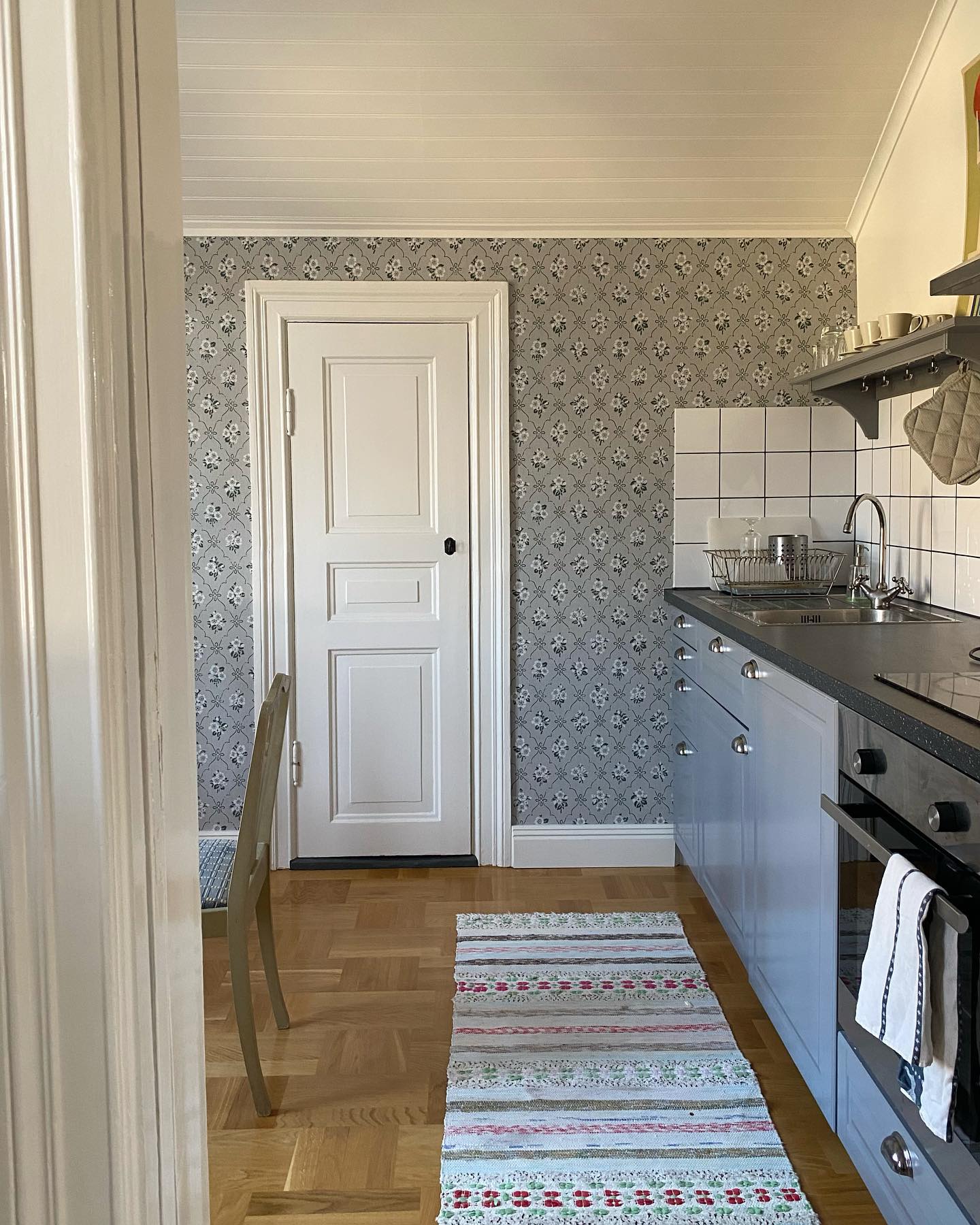 Hej från ”lillköket” i lägenheten på övervåningen! 
För ett år sen bodde vi här uppe under tiden takmålningen i vardagsrummet skulle återställas. Tänk va tiden går, det känns inte alls längesen… 
På väggarna här uppe hänger ”Lovisa” från Duros historiska i grönt🍀 
#kök #extrakök #trasmatta #skafferidörr #reklamplansch #felixrödbetor #duro #lovisa #durohistoriskatapeter #familjetapeter #sekelskifteshus #mitthus #hjeltegatan3