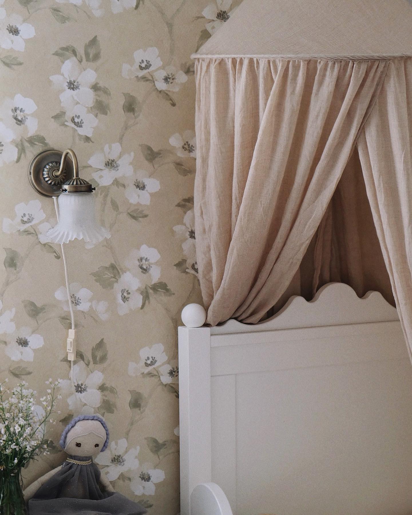 🌸🌿

#kidsroom #kidsroomdecor #kidsinteriorinspiration #kidsinteriorlove #kidsinspo #nostalgia #nostalgiskehjem #landligstil #landliginterior #lantligstil #levvakkert #levvackert #magicofchildhood #magicofmotherhood #gamletrehus #gamlehus #gamlahus #bruktfunn #loppisfynd #loppisvardag #stilllife #interiør #interiör #interior #interiordesign #wallpaper #tapet #tapetinspiration