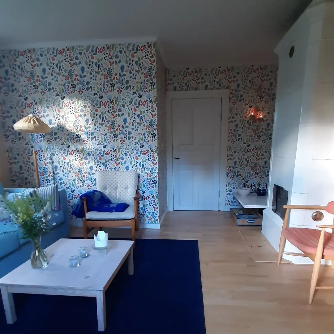 De woonkamer geupdate met nieuw behang van borastapeter uit de serie van Scandinavian Design III. En de bank die meer dan 30 jaar oud was vervangen door een nieuw exemplaar van ikeasverige.
Super blij met het resultaat.