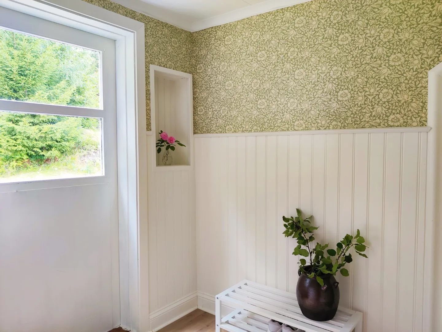 Lite före och efter bilder på våran älskade hall, synd bara på den otroligt dåliga förebilden (bild 2).
Älskar även den gamla luktrosen som finns viltvuxen ute på gården, den doftar så ljuvligt! 🦋