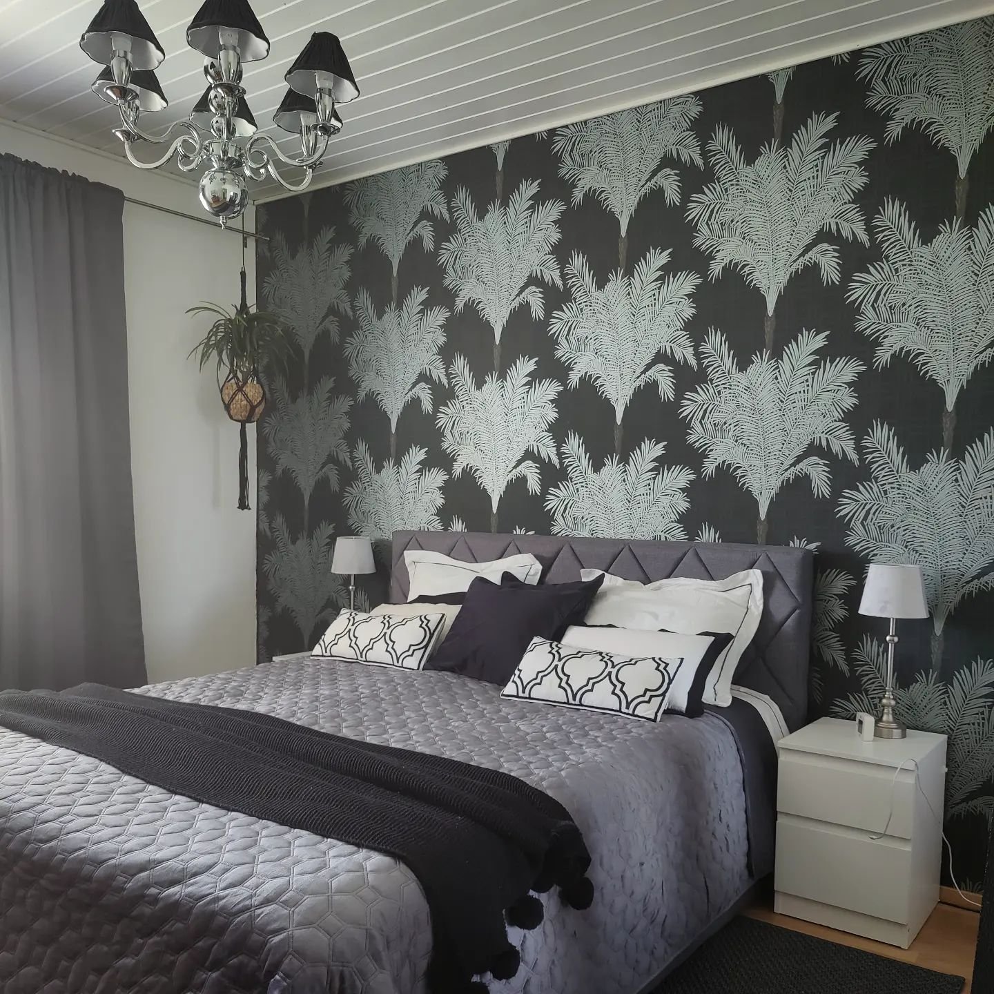 I just love our new bedroom wall paper 🌴🖤