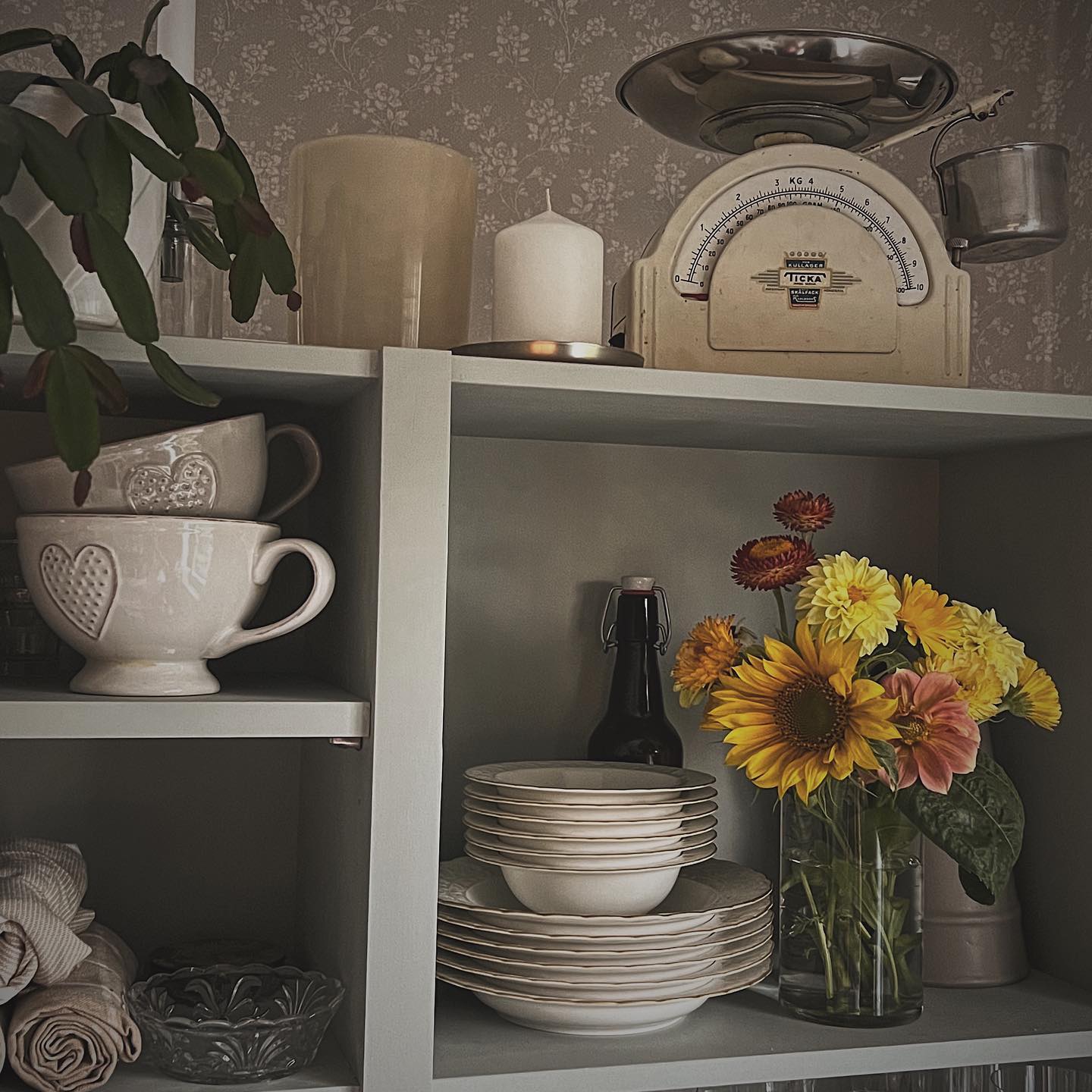 𝙶𝙻𝙰𝙳 𝚂𝙾̈𝙽𝙳𝙰𝙶𝚂𝙱𝚄𝙺𝙴𝚃𝚃🌼 Gult är fult? I ett hem med annars väldigt dova och naturnära färger så gjorde sig denna bukett väldigt bra, en riktigt glad och solig en! ☀️ 