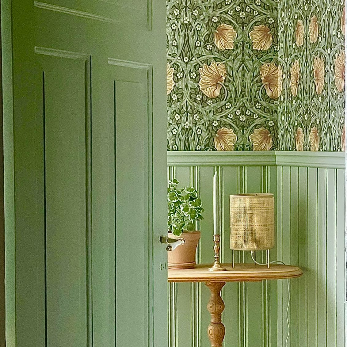 Morris pimpernel som pryder väggarna på ovanvåningen 💚

#tapet #tapetinspiration #wallpaper #wallpaperdecor #williammorristapet #morristapet #inredning #inredningsinspo #inredningsdetaljer #30talshus #30talsvilla #viivilla #skönahem #levaobo #mittlevaobo #husochhem #nyarum #heminredning #veckansvackraste #interior #interiordesign