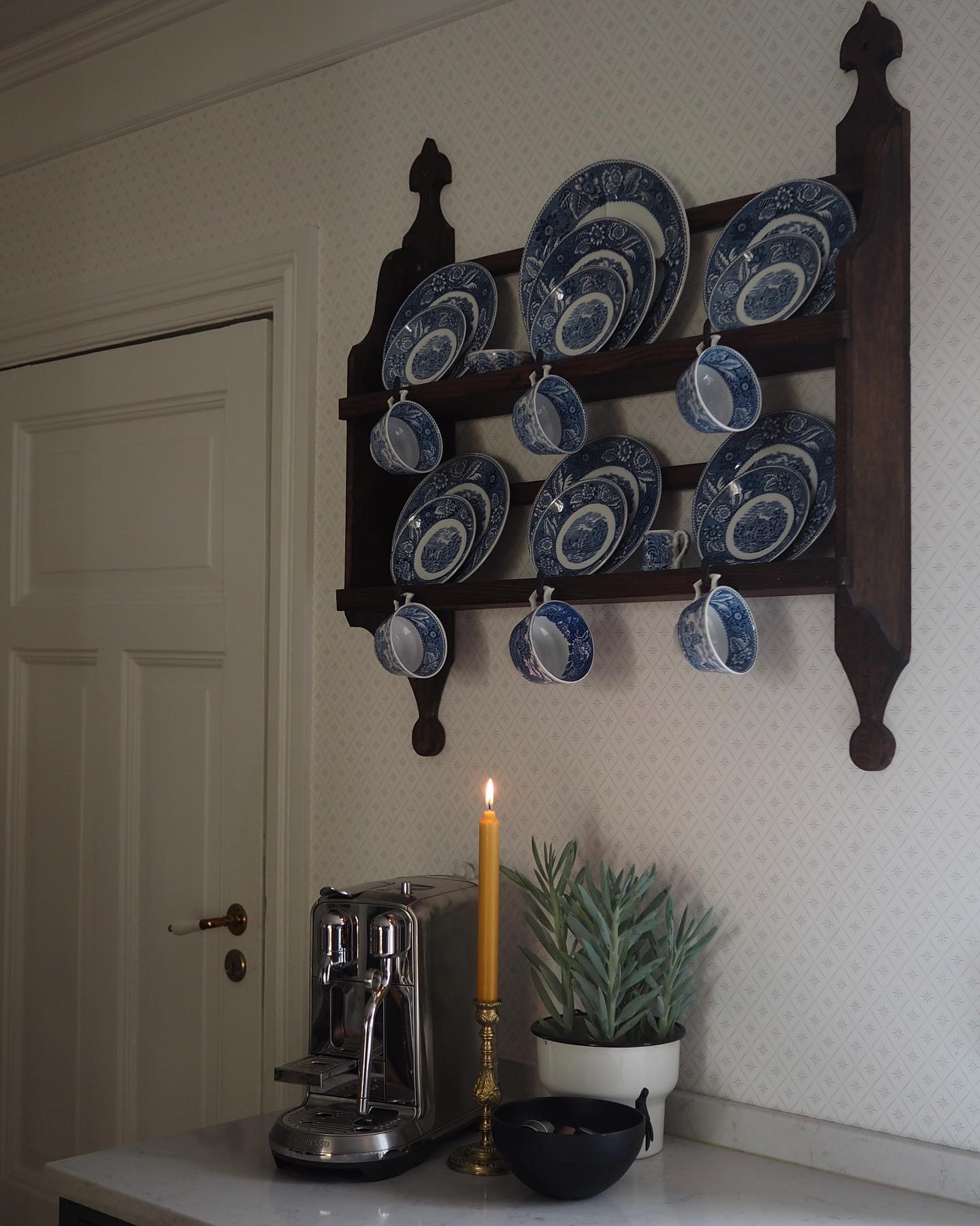 Denne tallerkenhylla tok vi med oss fra hytta , som vi nå har solgt. Et fint minne på kjøkkenet 💙 ønsker alle en fin onsdag ! 