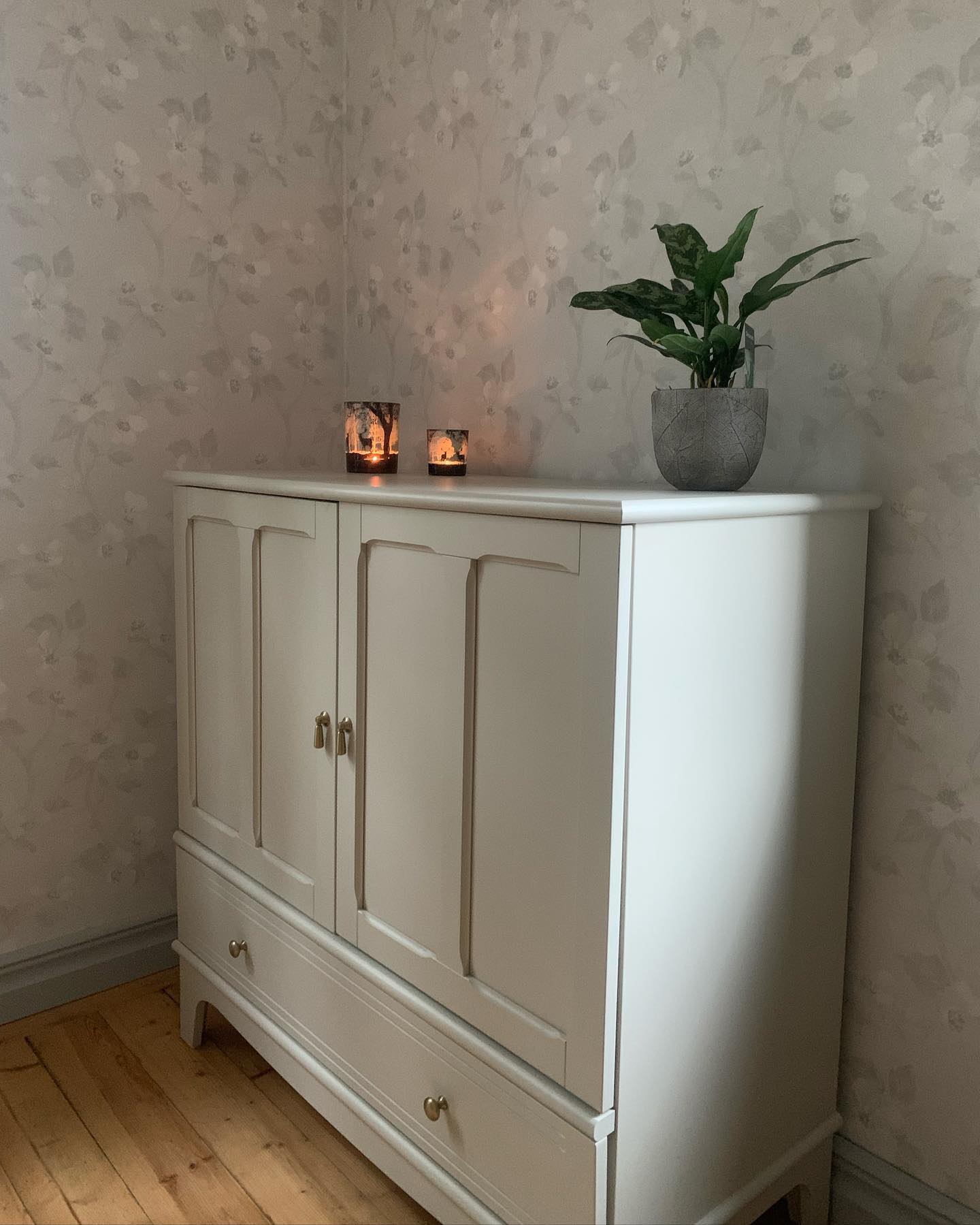 Äntligen är det lilla rummet klart🌷

#renoveringsprojekt #renoveragamlahus #renovering #renoveringpågår