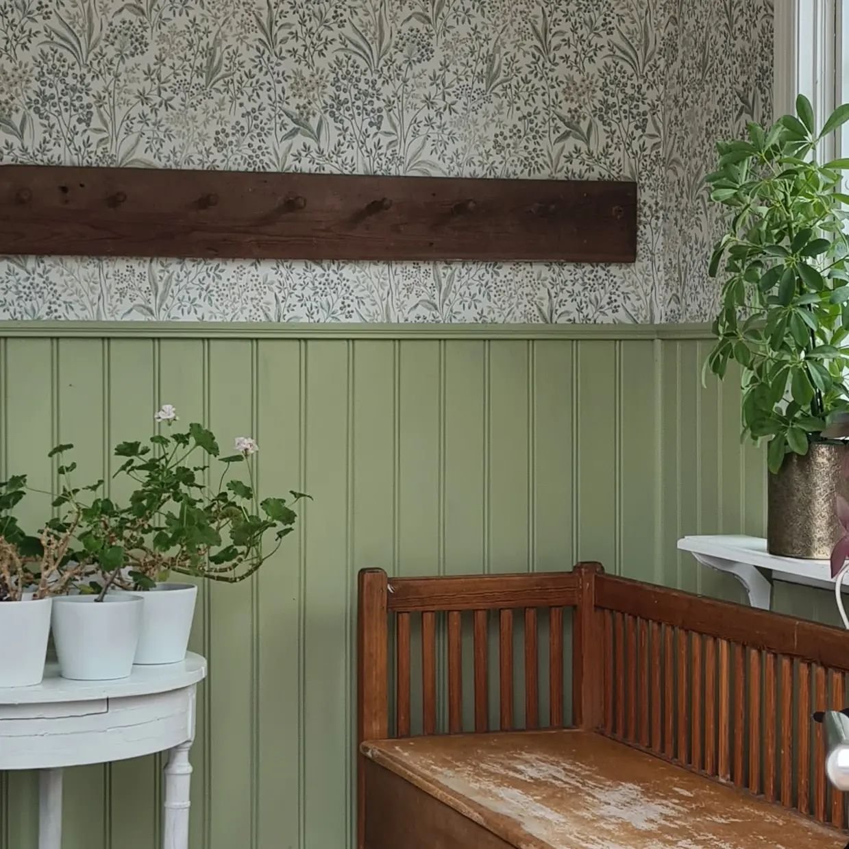 Renoveringen fortsätter..
#renovera #tapet #familjetapeter #färg #nygräs #panel #kroklist #kökssoffa
#farstu #farstukvist #hus #hemmahosmig #pålandet