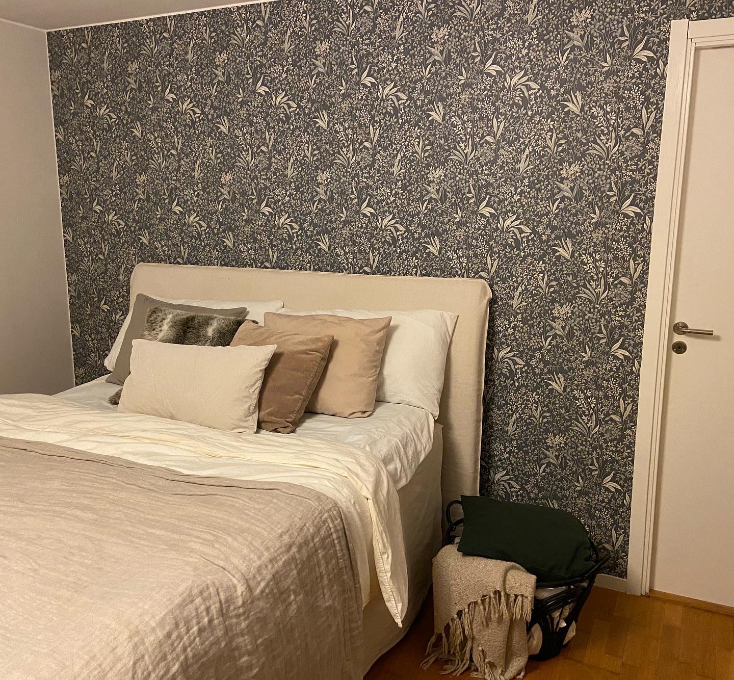 •T•A•P•E•T•E•R•

Hittills har alla väggar i lägenheten haft samma beigea färg. Jag gillar den skarpt men det blev lite väl…beige 😉. Började leta tapeter och hittade en SÅ fin tapet på rea hos familjetapeter.se ✨. För vår lilla vägg behövdes bara två rullar så det blev ett riktigt kap för ett helt nytt rum ❤️. 

#familjetapeter #boråstapeter #compactliving #sovrum #sovrumsinspiration #heminredning