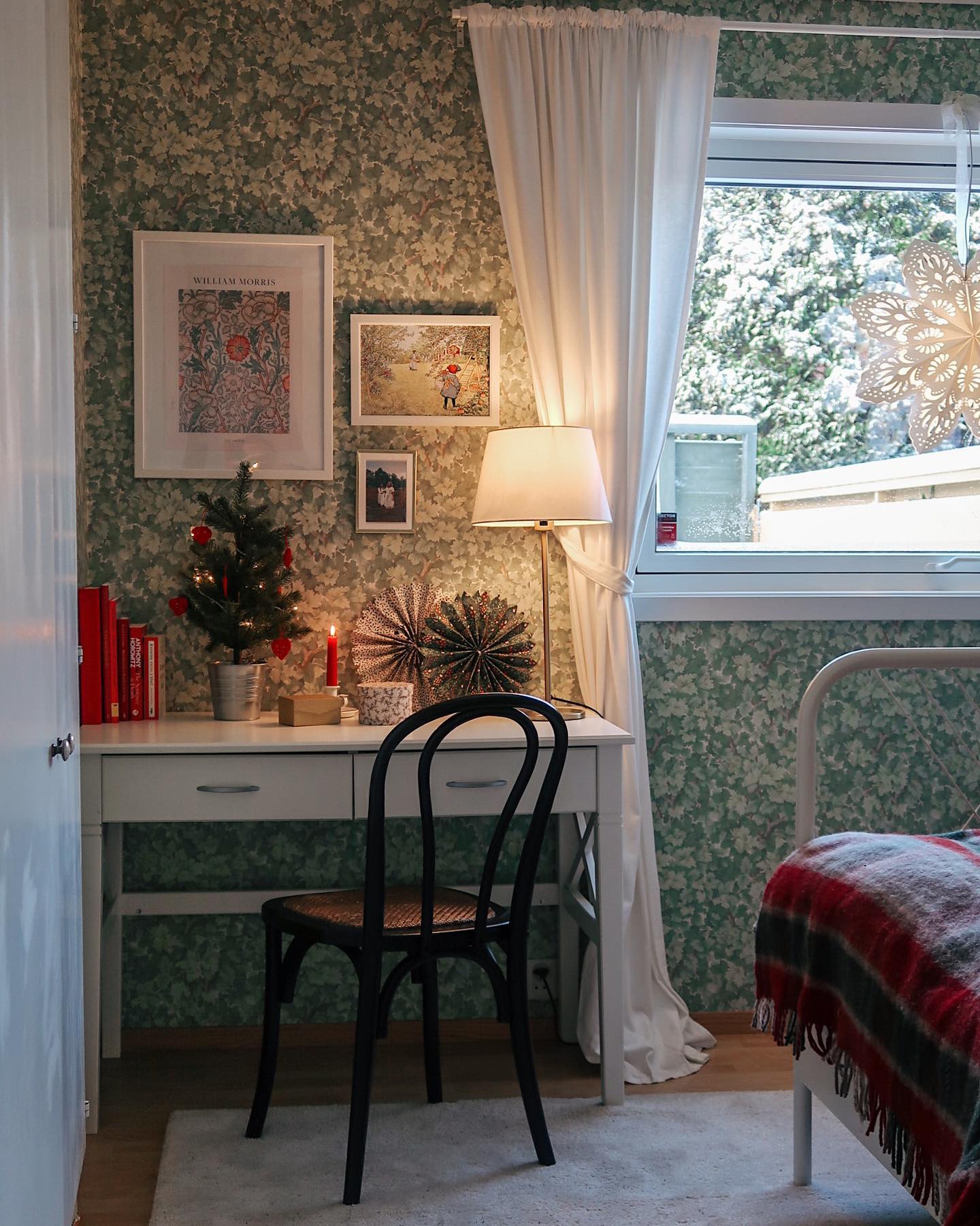 Kalenderen viser 12. desember og det er snø ute. ❄️

Om ettermiddagen graver vi frem terrassedøren og lager en sti gjennom hagen. ⛄️Snøen rekker oss nesten til knærne. 

Gjennom vinduet ser vi adventsstakene i vinduskarmen og pepperkakehuset i bokhylla. Nå mangler bare juletreet. 🎄

Inne finnes julestjerner og varm kakao. ☕️ Gjennom vinduet blinker snøen i måneskinnet. ✨ 

På gjesterommet som bare kalles skogrommet når vi snakker om det, pga sin grønne Lilla Dockekulla-tapet, er det dempet belysning og fint å slappe av etter å ha kavet i snøen. ⭐️ Litt etter litt sovner vi. 

I hagen faller snøen igjen stille og fint. ❄️ I morgen synes den oppmåkede stien kanskje bare som en forsiktig elv gjennom alt dette hvite. Vi er halvveis til julaften, men jeg skjønner ikke helt hva som kan gjøre det mer julete enn det føles akkurat nå. Det er jammen fint å være i desember ❄️