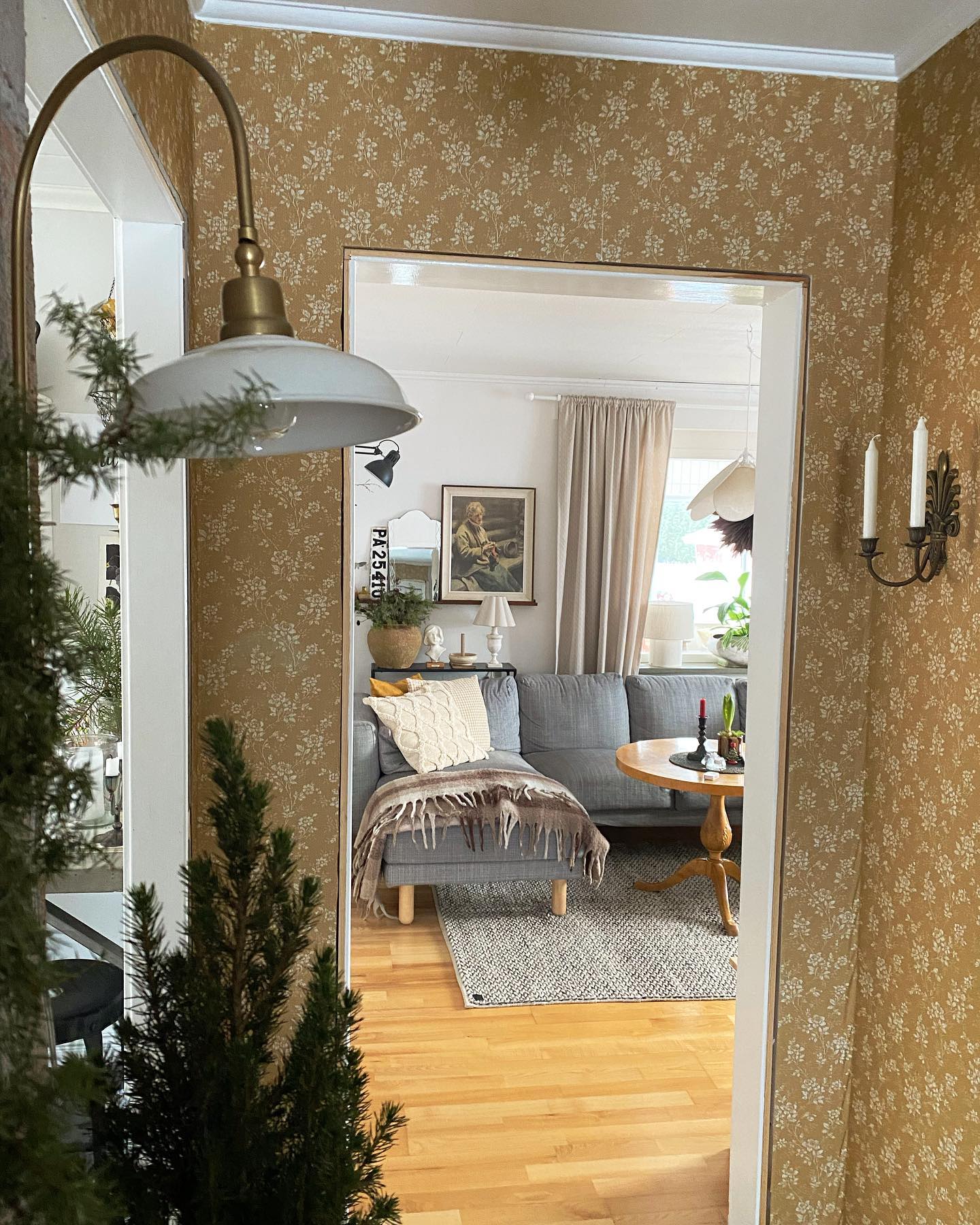 Hallen 💛 rummet du först möts av när du öppnar dörren till ett hem 🥰 det kräver mycket funktion och förvaring samtidigt som det gärna får vara fint och välkomnande. Hemma hos oss är hallen liten och långsmal men vi har gjort vårt bästa för att tillgodo se alla behov. Vad är ert bästa tips för att inreda en hall? 😄 
