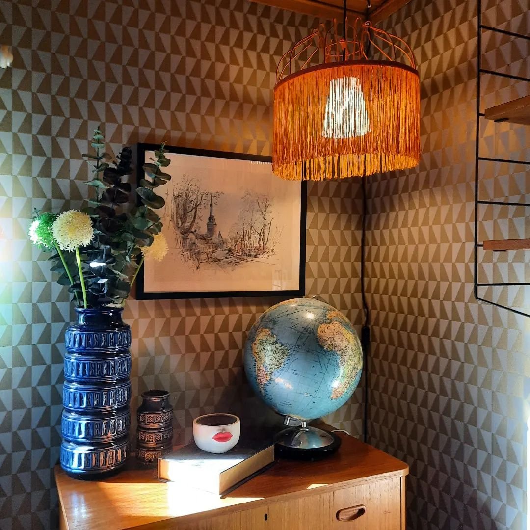Solen sken mest hela dagen idag när vi möblade runt.
Favoritlampan från Ikea anno 2010 fick sin plats tillslut där i hörnet.
Tack för omtanken ni som hört av er på dm efter att ha sett min story ♥️ Nu har jag plåstrat och tejpat händerna, hoppas det ser okej ut imorgon så jag inte behöver uppsöka vården mitt i alltihopa. Nya tag imorgon helt enkelt.