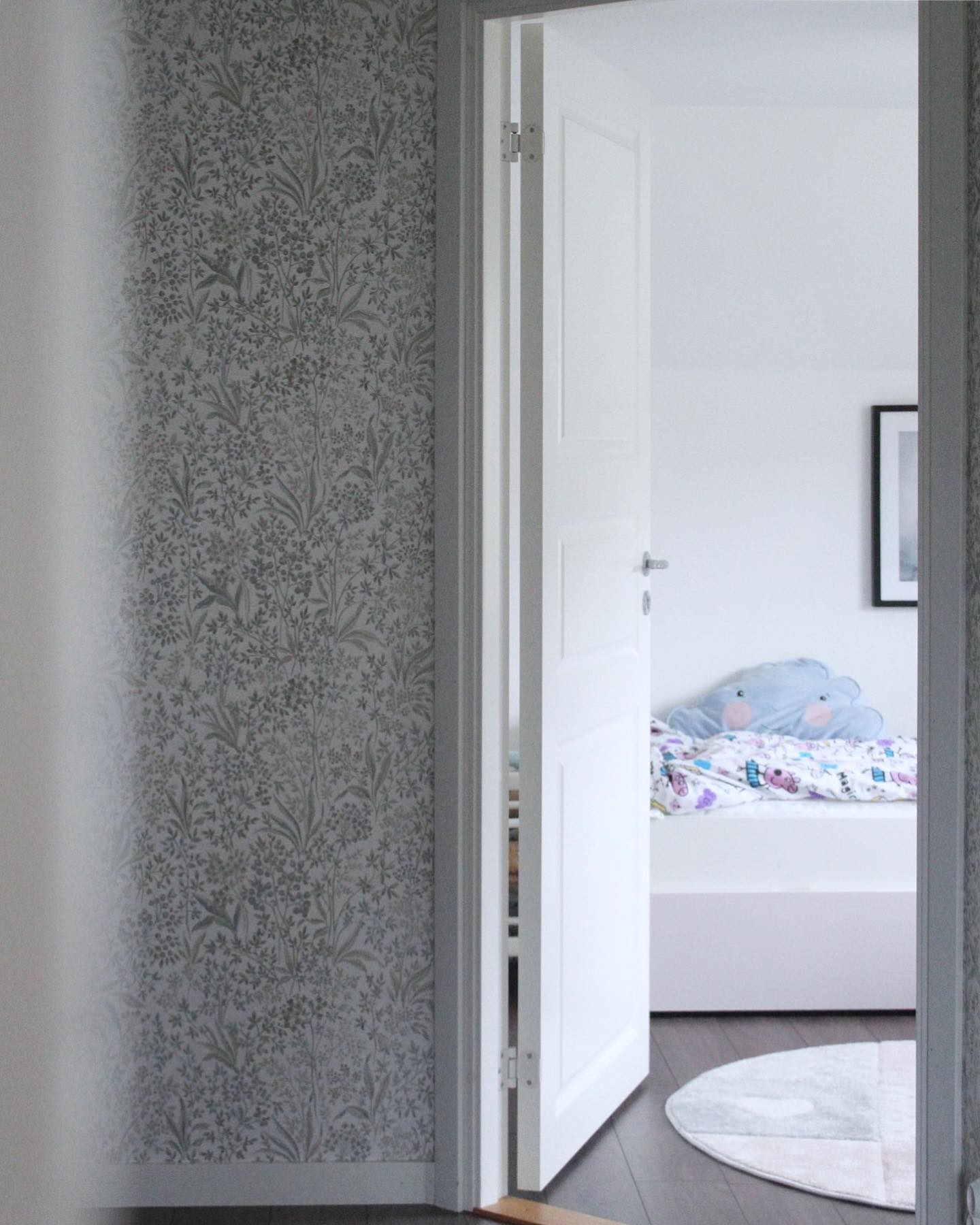 ..Plötsligt blev fler väggar med tapet 🌱
Det är livsfarligt att ha mig och renoveringsmaterial hemma samtidigt.
Det blev ju tapet kvar efter makeovern i tjejernas tv-hörna, och varför låta den ligga? Vips blev fler väggar blommiga idag. Jag må vara impulsiv..men men, bra blev det🤷🏻‍♀️ 

