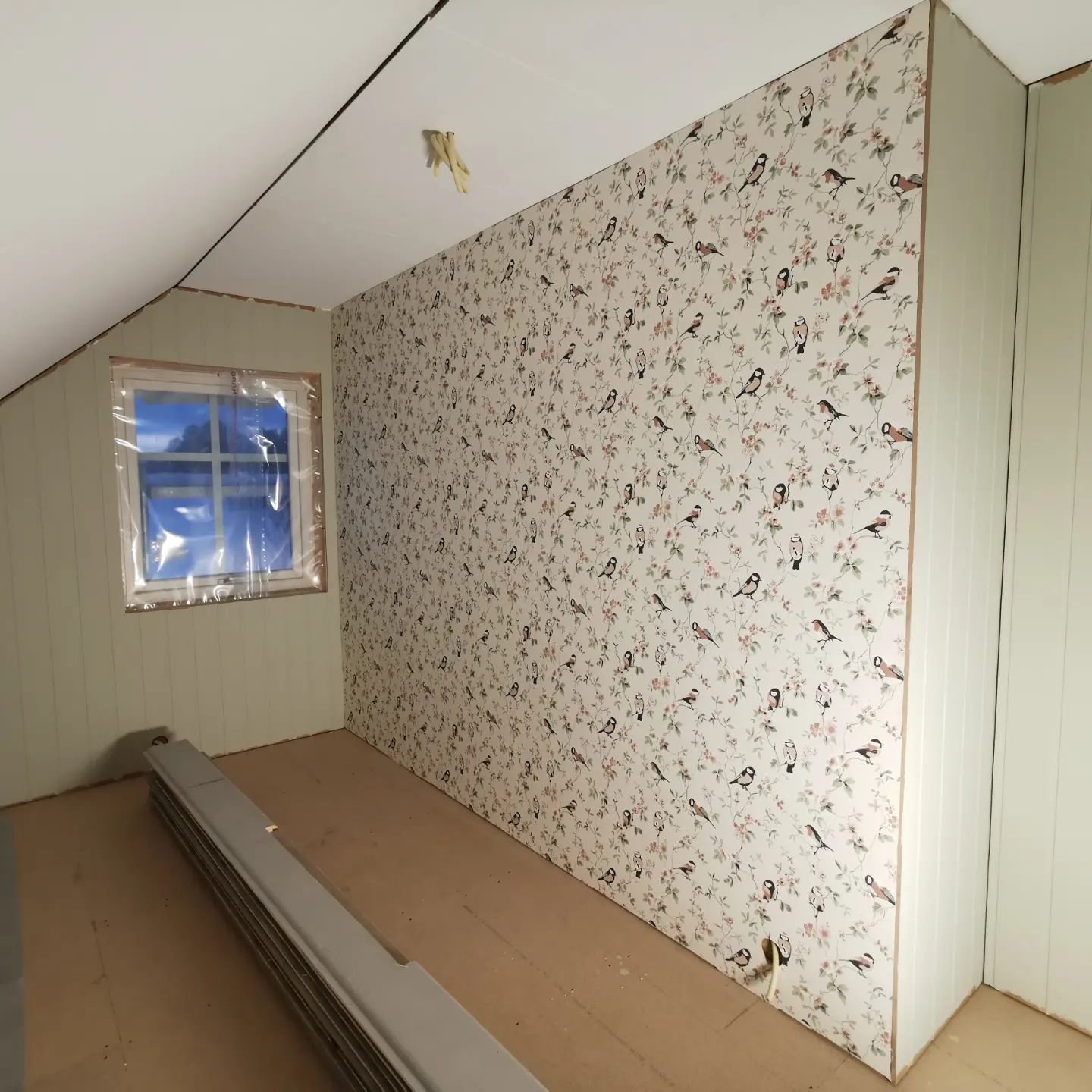 En effektiv dag på Solsidan. Etter at tapetkonsulent linnberndtsson1 var innom så gikk det som smurt. Tapeter er klar på gjesterom, Novas rom, Matheos rom og master bedrom. 🐦🦄🪐🔹
#sandbergwallpaper #boråstapeter #familietapeter #familjetapeter #tapet #nytthus2023