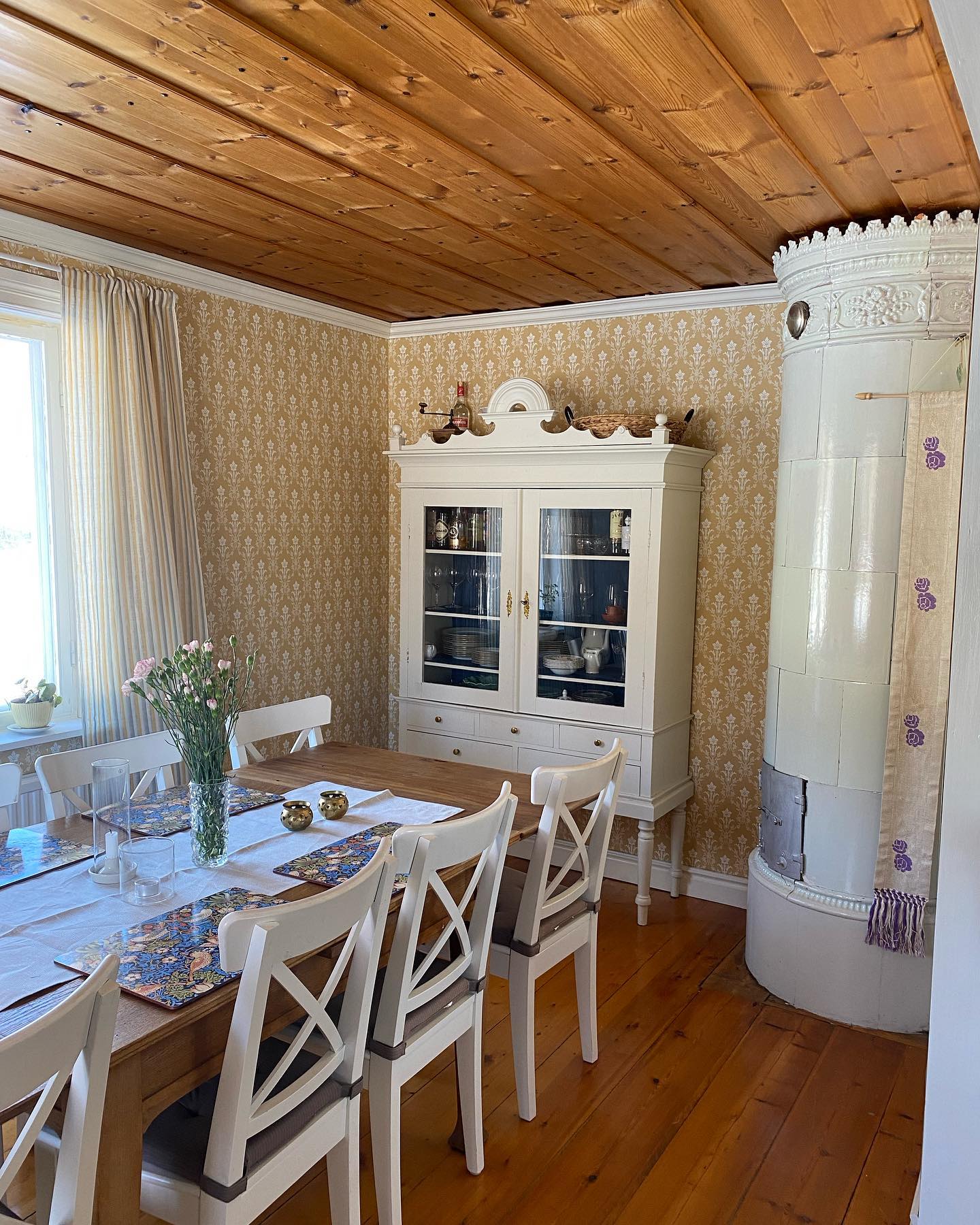 Matsalen!
Såhär blev det med dom nya tapeterna. Varje morgon när jag vaknar måste jag gå hit och titta för jag tycker det blev så fint! 😍
Vi är sjukt nöjda!
Som taklampa ska vi bli lite moderna och ha vår gross bar som vi hade i matsalen på Huléns. Men före det så måste vi fixa lite el.
#hudiksvallsteater