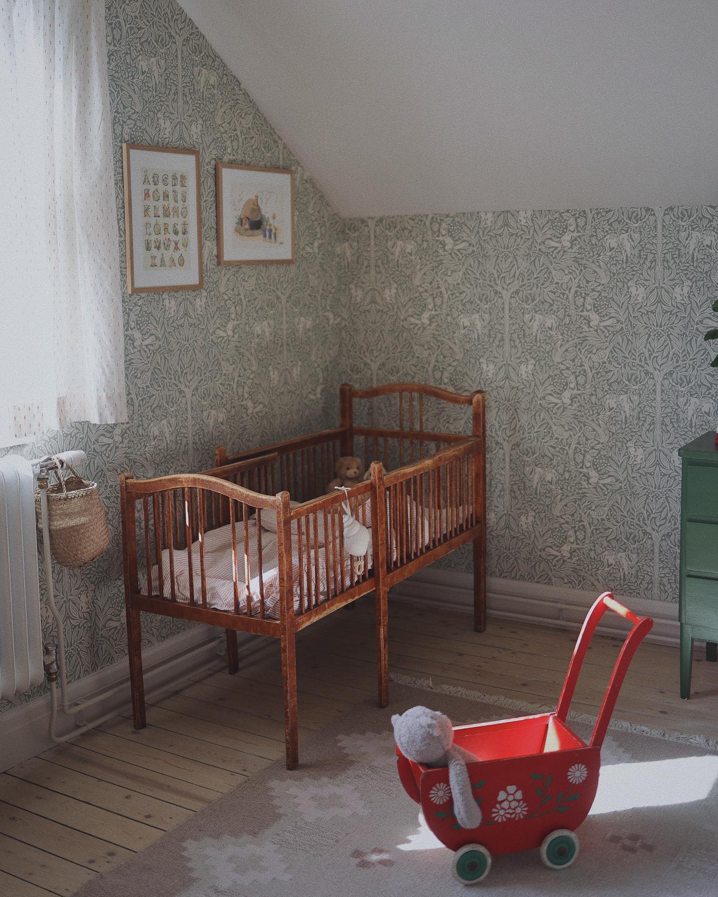 Äntligen kan jag visa upp förvandlingen inne i Astrids rum🐿️ 
När vi flyttade in i huset så var de flesta väggar målade i en och samma färg (se sista filmen), inte så mysigt enligt mig!
Så i samarbete med familjetapeter.se har detta barnrum fått en helt ny känsla, väggarna har fått tapet och möblerna har blivit målade i en lekfull grön färg. Här inne kommer vi hänga mycket framöver 🥁🧸🚂🎪

Tapet: Under the Elder Tree 2046 
Färg: W128 rosmarin 

 #Familjetapeter #Wallpassion #w128rosmarin