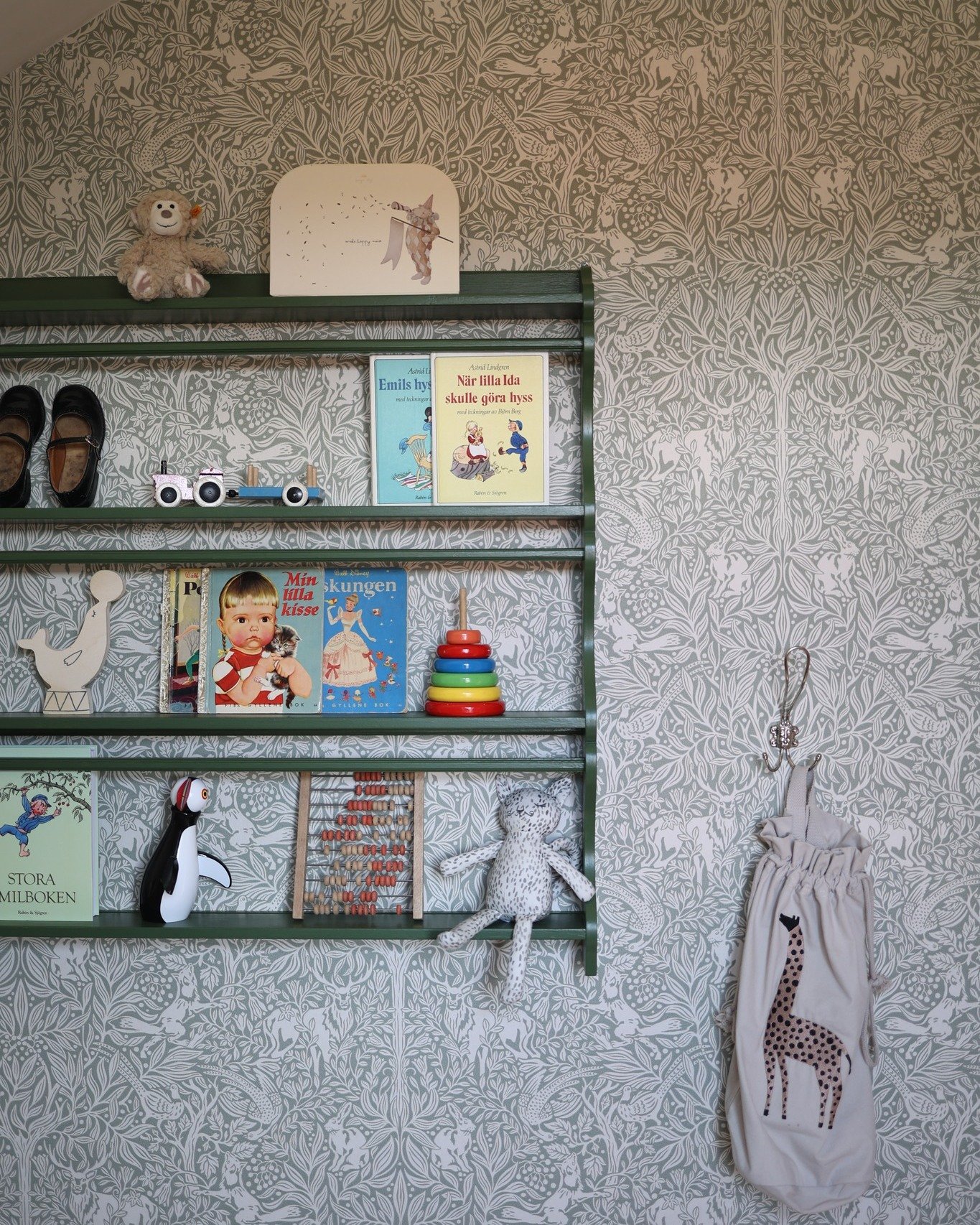 CUSTOMER PICTURES 🎨

@alexandraeleonor has transformed her children's room with the help of colour and wallpaper!
The beautiful wallpaper Under the Elder Tree 2046 and the Colour Buddie #W128Rosmarin

Beautiful, isn't it?

#Wallpassion #colouredwallpaper #childrensroom #childrensroominspiration #colourcompanions #childrensroomwallpaper #beautifulhome #beautifulhome #paintingagency #diy #carpentrypaint #wallpaint