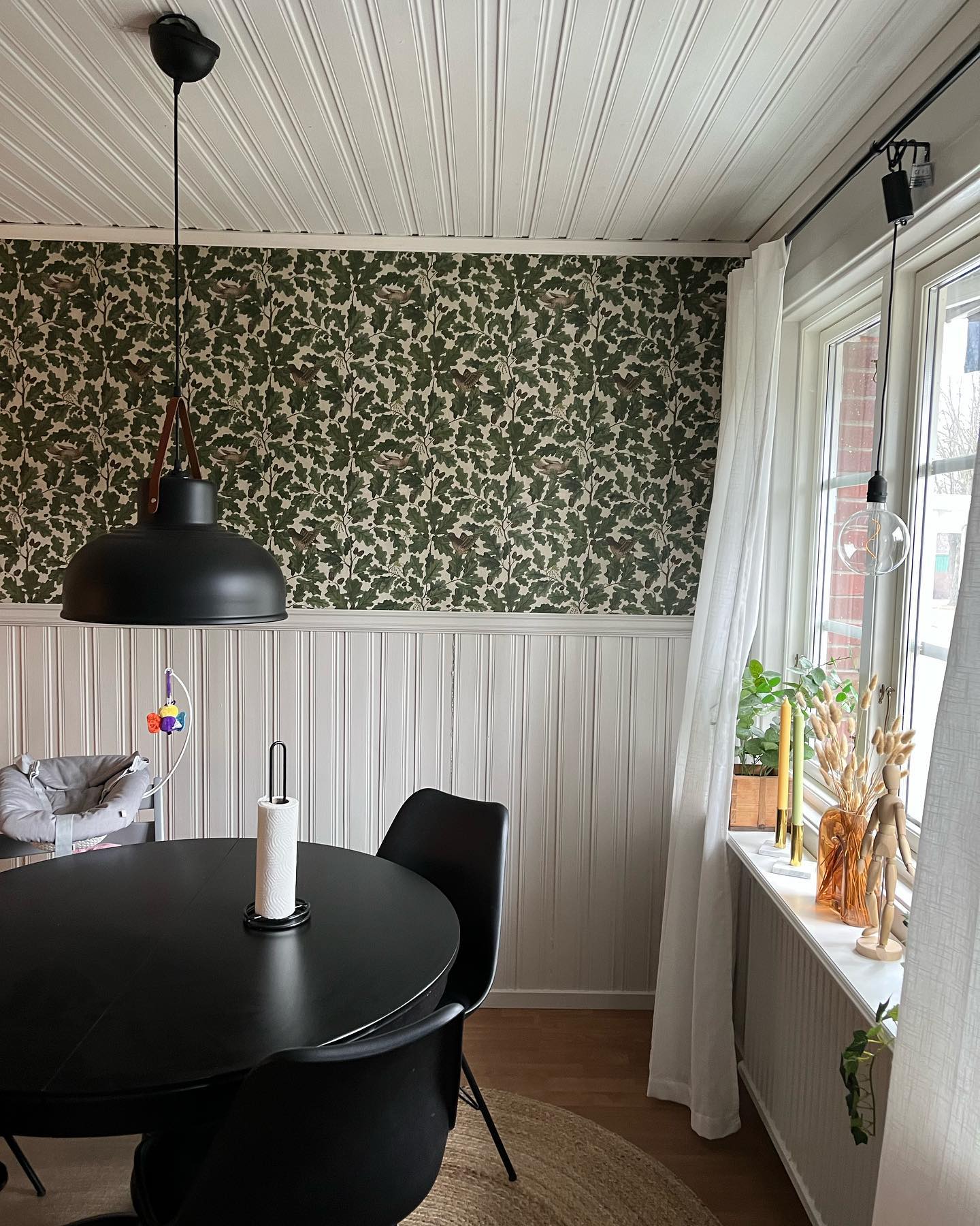 {Tapetsering • Kök} 

Äntligen är fondväggen i köket tapetserad! Vi valde tapeten In The Oak från borastapeter 🪰 

Rummet fick en helt ny känsla, så nöjda! Svep för att se före ➡️