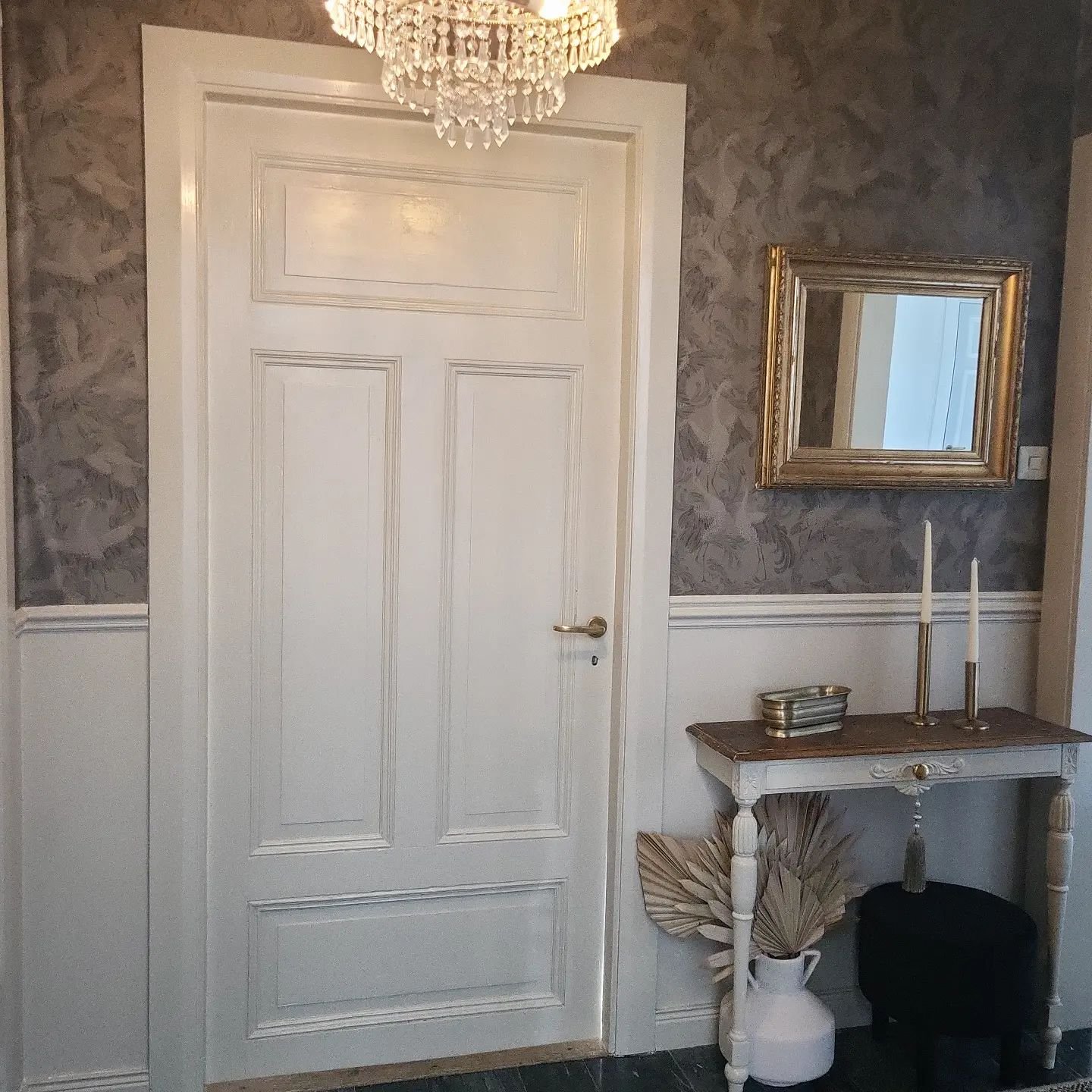 It's been a while.  Busy working looking after the 3 monsters and trying to sort the house is busy work! 

Heres what I've been working on recently. Our "kapprum" inner hall. 
