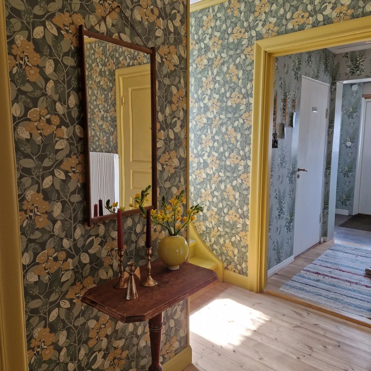 Nu så börjar det likna nåt i hallen, har kvar att måla en dörr och trappen ska bli gul, har målat ett steg bara för att få en bild. Sen ska det piffas mera 😍. Blev bättre än väntat 💛är så såld på att måla in listerna. Hallen fick en varmare ton och passar bättre med resten av rummen. Men har ett litet störningsmoment i spegeln, ser ni det vita 😬elementet. Lägger upp en röstning i stories 😉.
Ha en fin söndag 💛💛💛.
PS. Kommer snart före och efter bilder. 
.
.
.
.
.
.
#holmengården #myhome #inredningsinspo #mittlevaobo #lantligahem #interiorstyling #inredning #inredningsdetaljer #landligehjem #mitthem #loppisfynd #interiors #thriftedhomestyle #livetpålandet #flowers #hall #flowers #gamlating