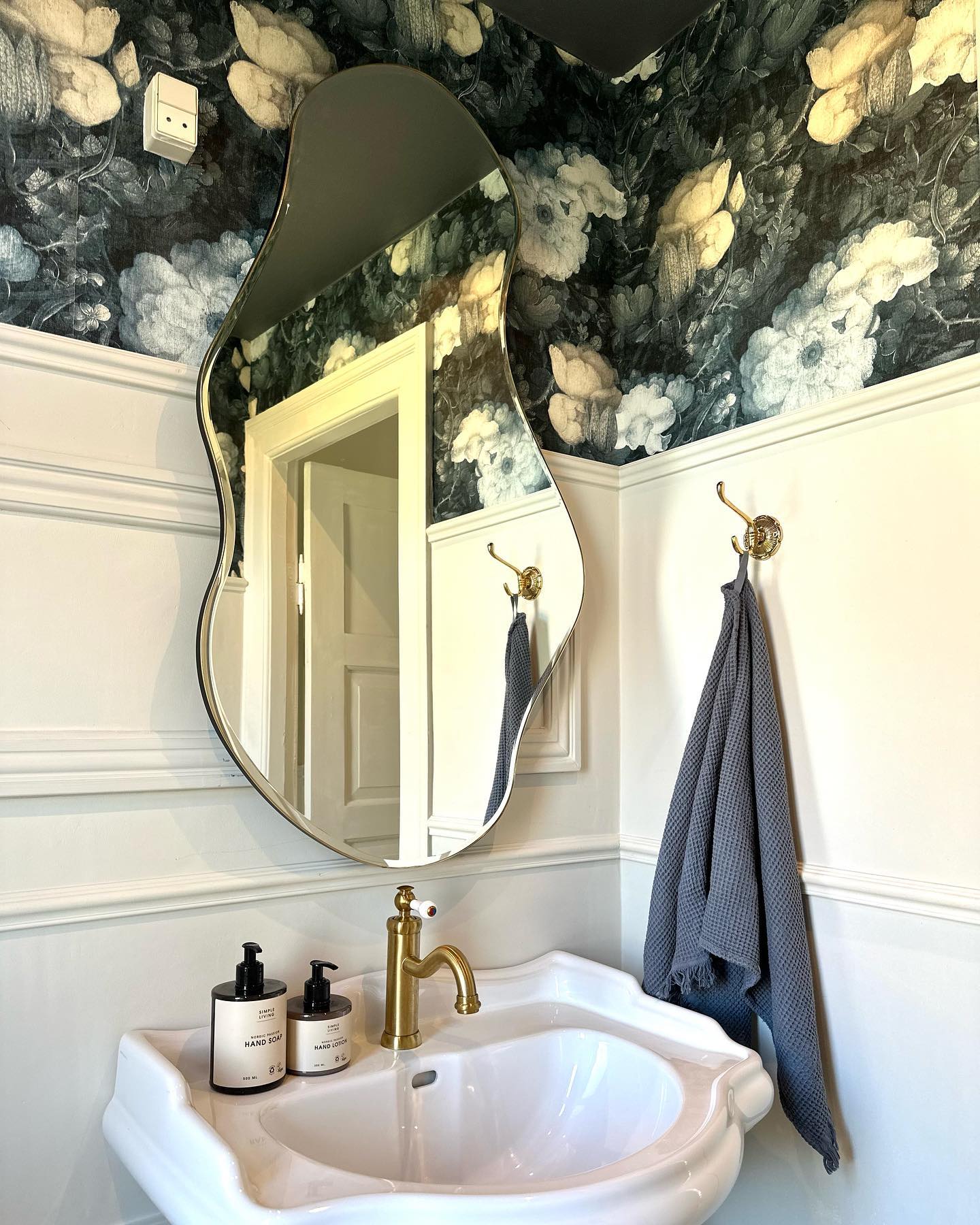 MIRROR MIRROR ON THE WALL🪞
Endelig kom mit Pond spejl fra fermliving efter flere ugers venten. Og det er netop installeret på toilettet. Jeg er så glad for det🪞 

#fermliving #pondmirror #mirror #toilet #wall #wallpaper #familjetapeter #lavabo #lavaboretro #vask #renovering #indretning #toiletdecor #spejl