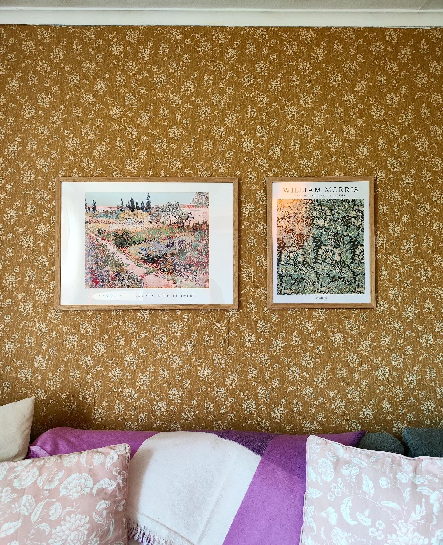 Sedan vi tapetserade om i vardagsrummet i höstas har väggen ovanför soffan varit tom. Nu fick den lite mer liv, med hjälp av en loppad tavla för 30 ynka kronor och en Morris-poster. 🌿🌸💐 