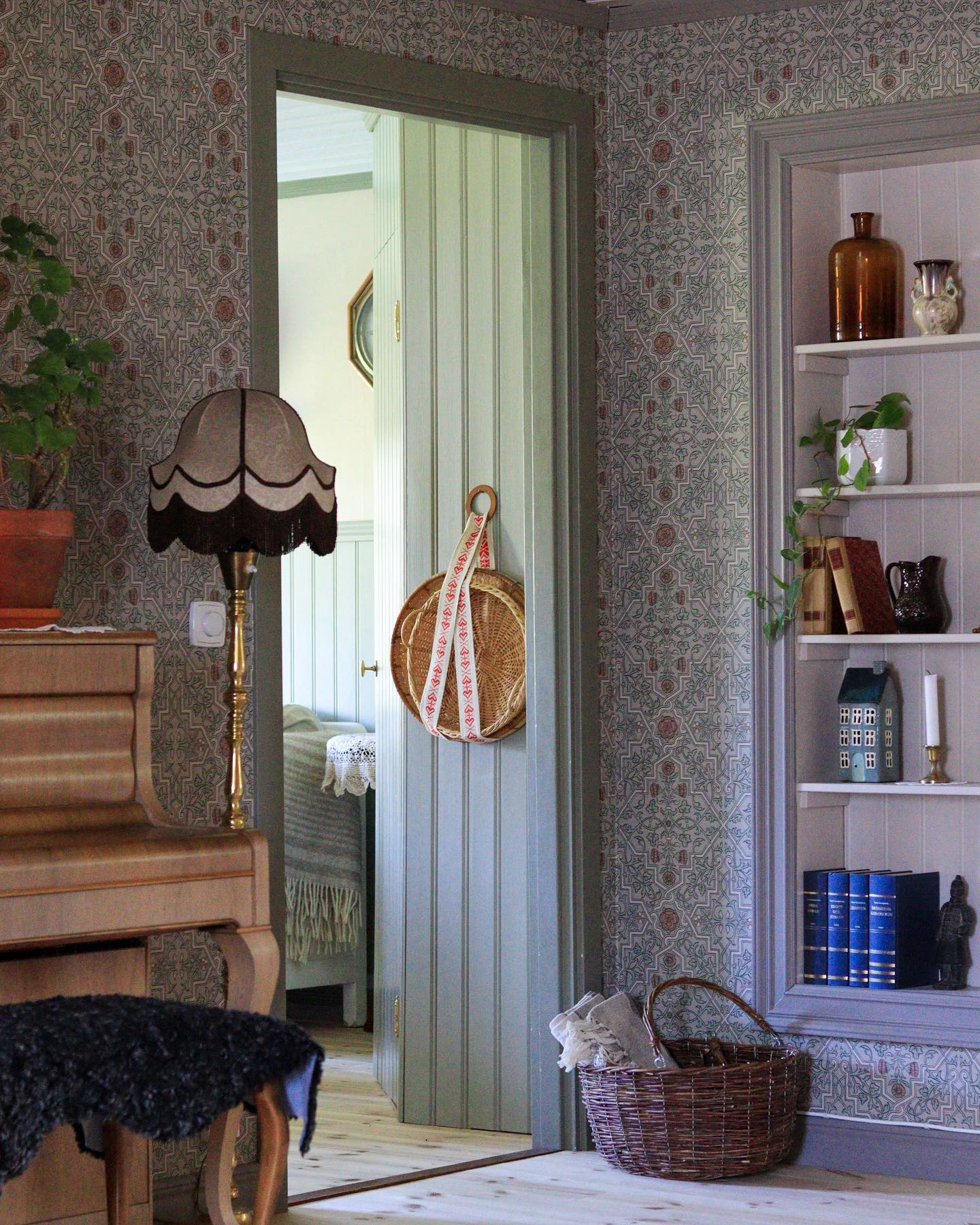 Reklam för familjetapeter.se 

Äntligen är vi färdiga med första delen av vår hallrenovering, och det blev så bra 🙌🏻🥰 
Vi använde oss av Familjetapeters redskap kulörkompisar för att hitta tapet och färger som passar ihop. Och det blev så himla bra med tapeten Rosenvinge från borastapeter tillsammans med färgerna Stengods och Linne. Vi har målat tak och panelen vid trappen med färgen Linne. Själva trappen samt foder och lister är målade med färgen stengods. 
Svep fram till de sista bilderna för att se hur det såg ut innan, ganska stor skillnad! 