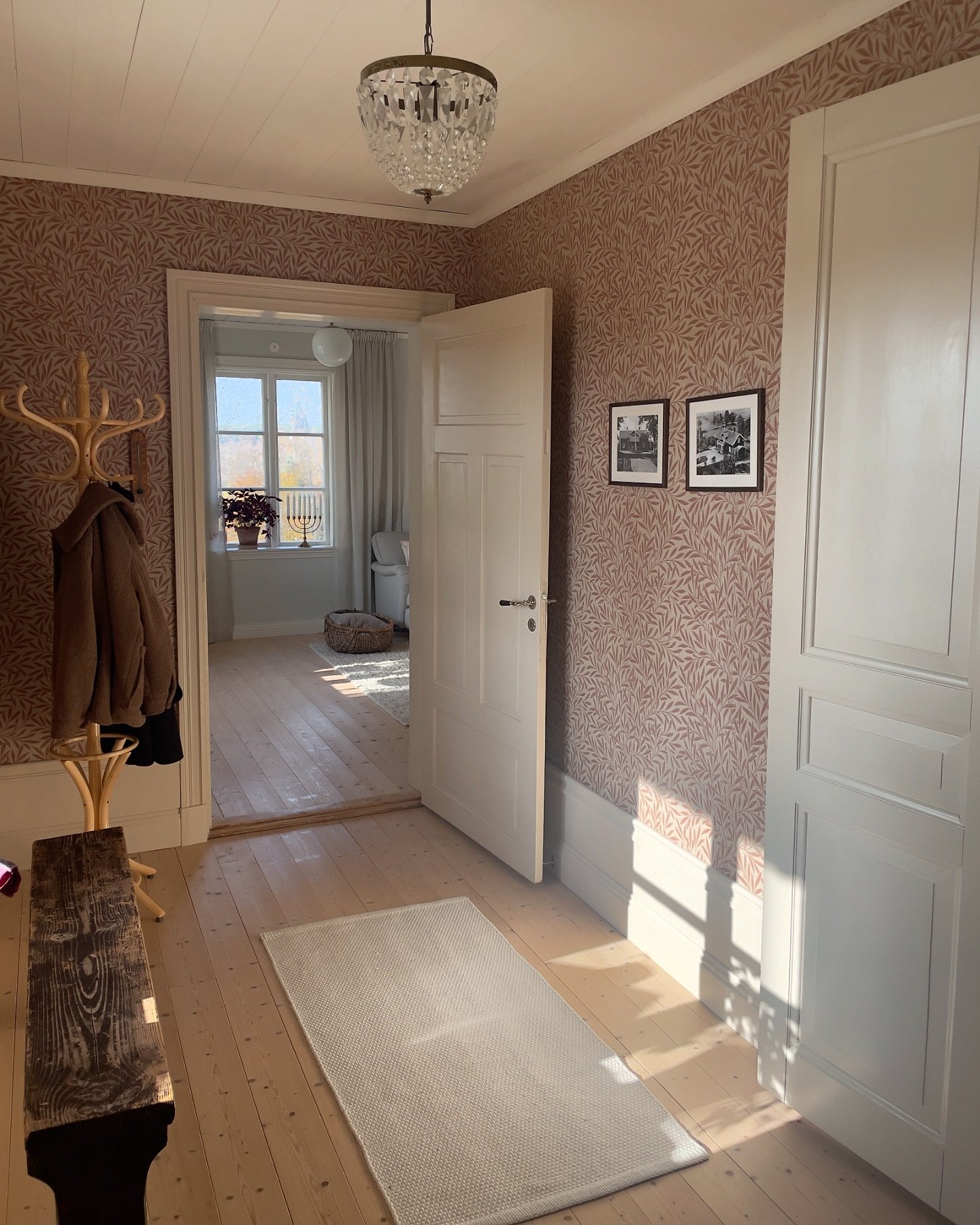 Så härligt med denna höstsol 🙌🏼🍂🤎 

.
.
.
.

#hall #hallinspo #hallinspiration #prästgård #gammalthus #sekelskifte #linoljefärg #engwalloclaesson #tapet #tapetinspiration #wallpaper #wallpaperdecor #williammorris #williammorriswallpaper #familjetapeter #bolig #boligdrøm #skandinaviskahem #veckansvackraste #husochhem #alltihemmet #lantligthem #lantligt #renovering #byggnadsvård #trappa #trägolv