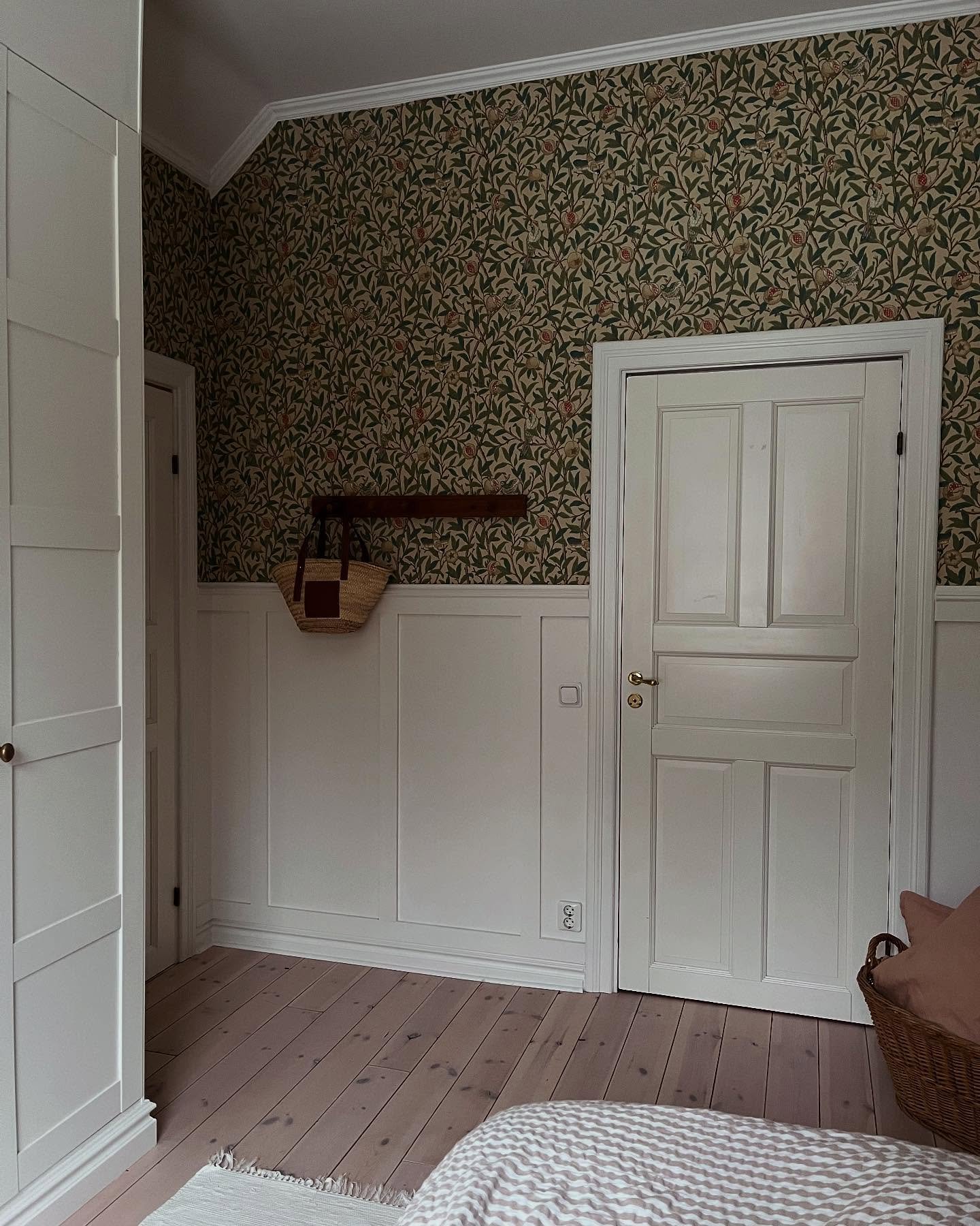 Lördag🤍✨
•
•
•
•
•
#inredningsdesign #inredning #inredningsinspo #inredmedhusohem #veckansvackraste #williammorris #williammorriswallpaper #sovrumsinspiration #sovrumsinspo #sovrum #sovrumsinredning #bedroominspo #bedroomdecor #january #tapetinspiration