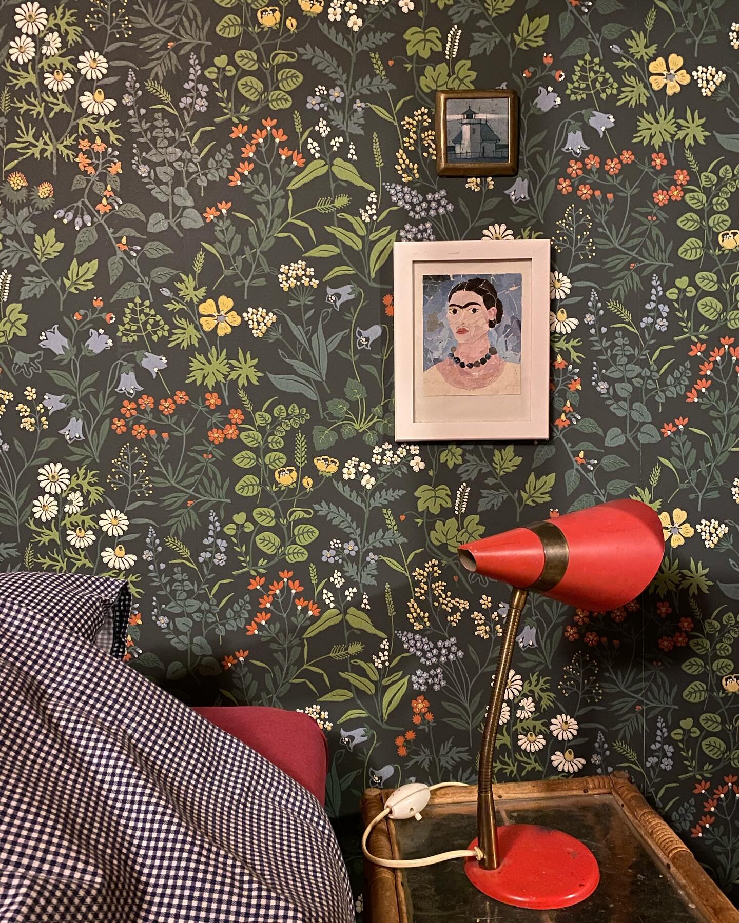Finally! After a year of ever changing moods I finally got round to it and wallpapered the bedroom walls. Flora is timeless favourite that spoke both to me and to the house. #wallpaper #tapet #tapetti #flora #boråstapeter #yeswallpassion #retrotapet #retrotapetti #sweetdreams #kumpula #fridakahlo #artbymychildren