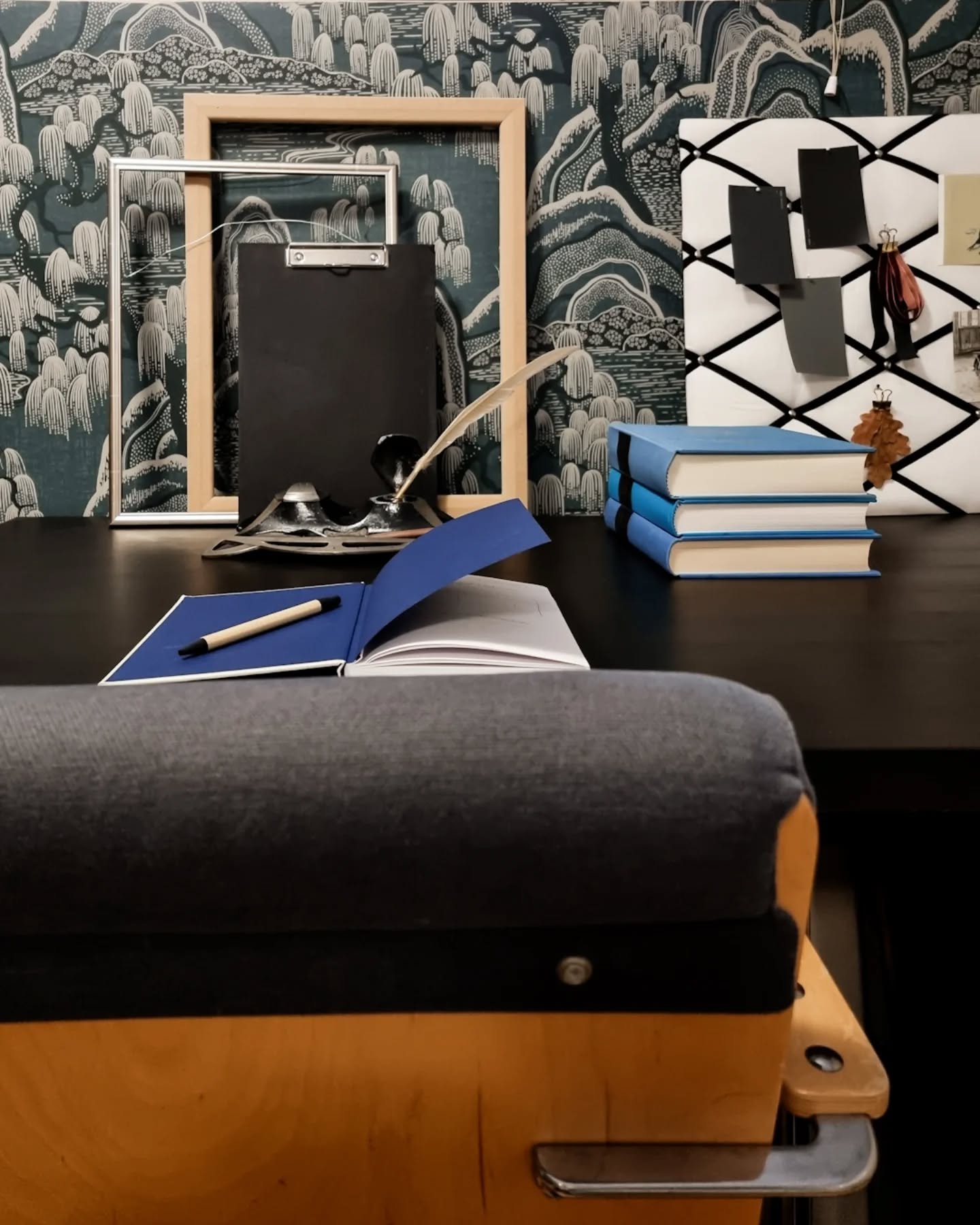 TGIF

Työviikon voi päättää työhuonekuvaan. 

Viikonloppuna luvassa tietysti Mello-finaalikatsomo. Meillä on fanitettu KAJ:ta jo vuosia 🙌🏻

#työhuone #study #vierashuone #guestroom #homeofficestyle #homeoffice #homeofficedecor #workspace #borastapeter #boråstapeter #indigogarden #familjetapeter #kotitapetti #yeswallpassion #kukkapuro #plaano #officechair #työtuoli #mixandmatch #eclectic #eclecticdecor #70luvuntalo #70shouse #kodinsisustus #homeinterior