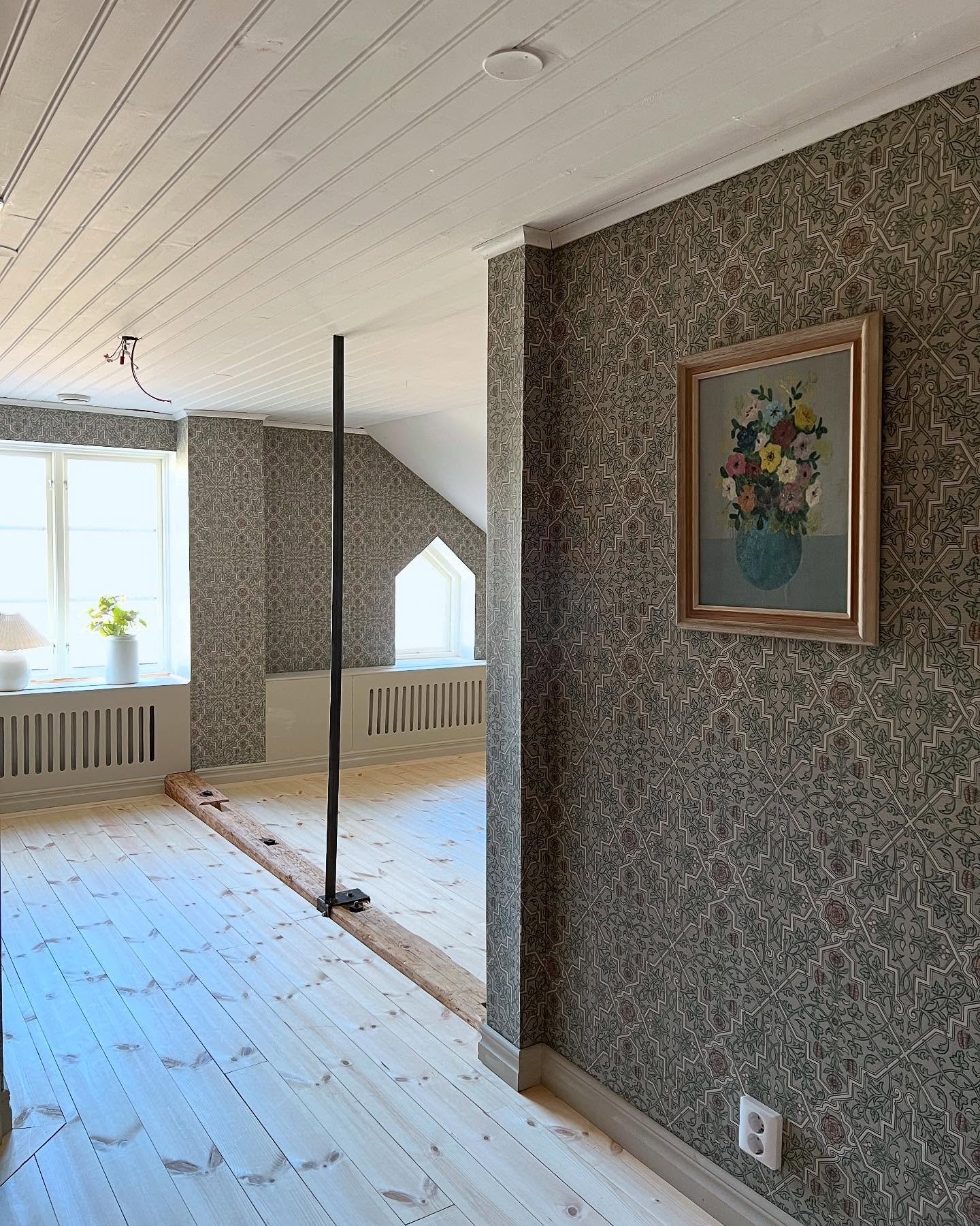 Nästa helg är det äntligen dags inflytt här! 🤍 Vissa projekt tar längre tid än vad man tänker och detta har tagit oss mer än ett år! Men vi är oavsett vad otroligt nöjda med resultatet! 🥹 Så, vad tror ni, blir de ett allrum/tv-rum som de var sagt från början? Eller har vi ändrat oss och vill använda rummet vill något annat? 😄💭 

.
.
#sekelskifte #sekelskifteshus #gammalthus #gammalskola #svenskahem #lantligthem #skönahem #livetpålandet #mitthem #drömhus #mittlevaobo #swedenhome #underbaraboning #finahem #scandinavianhome #renovering #renoveringsprojekt #furugolv