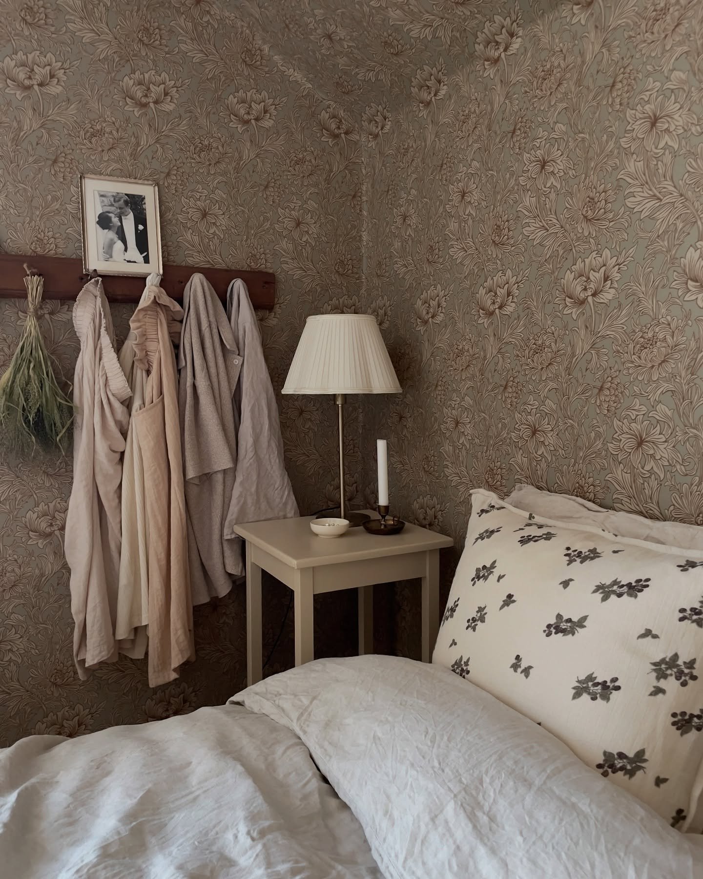 Fredag och sista februari 🙌🏼 Är sååå redo för vår nu 🌱 Ha en fin fredagkväll! 🫶🏻

.
.
.
.

#sovrum #sovrumsinspiration #bedroom #bedroomdesign #prästgård #gammalthus #sekelskifte #linoljefärg #tapet #tapetinspiration #wallpaper #wallpaperdecor #williammorris #williammorriswallpaper #familjetapeter #bolig #boligdrøm #skandinaviskahem #veckansvackraste #husochhem #alltihemmet #lantligthem #lantligt #renovering #byggnadsvård #trägolv